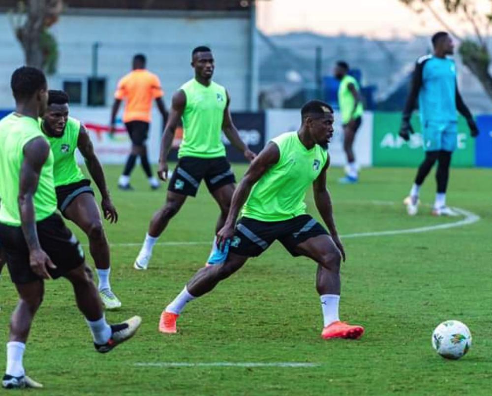 Image de Football. L'arrivée d'Emerse Faé à la tête de la sélection ivoirienne en tant que sélectionneur par intérim représente un tournant crucial pour les Éléphants, surtout à l'aube de leur confrontation contre les Lions de la Teranga du Sénégal. La séance d'entraînement du jeudi 25 janvier 2024 au lycée Technique d'Abidjan, la première sous la direction de Faé, est plus qu'une simple routine préparatoire ; elle marque le début d'une nouvelle ère pour l'équipe nationale de football de Côte d'Ivoire. La nomination de Faé intervient dans un contexte délicat, suite au licenciement de Jean-Louis Gasset pour "résultats insuffisants". Cette décision de la Fédération Ivoirienne de Football (FIF) traduit la volonté de changement et d'innovation, surtout après la lourde défaite (0-4) contre la Guinée Équatoriale. Emerse Faé, ancien international ivoirien, a hérité d'une tâche ardue : redresser le moral des troupes et restaurer la confiance en vue du prochain affrontement contre le Sénégal. La séance d'entraînement du 25 janvier était cruciale pour établir la nouvelle dynamique de l'équipe. Faé, connu pour son approche tactique rigoureuse et sa capacité à motiver les joueurs, a dû immédiatement s'atteler à la tâche. L'accent a probablement été mis sur la construction d'une défense solide et l'amélioration de la cohésion de l'équipe, surtout après la défaite démoralisante contre la Guinée Équatoriale. Pour les Éléphants, le match contre le Sénégal est plus qu'une simple rencontre sportive ; c'est une opportunité de redorer leur blason sur la scène africaine. Les Lions de la Teranga, champions en titre de la CAN, représentent un défi de taille. La pression est immense, non seulement pour le nouvel entraîneur, mais aussi pour les joueurs qui doivent prouver leur valeur et leur capacité à surmonter l'adversité. Le match contre le Sénégal sera un véritable test pour la tactique et la stratégie d'Emerse Faé. Ses choix en termes de composition de l'équipe, de formation et de stratégie de jeu seront scrutés de près. Il devra trouver le juste équilibre entre une approche défensive solide et une attaque efficace, tout en gérant la pression psychologique qui pèse sur ses joueurs. Au-delà des aspects techniques et tactiques, la gestion des joueurs par Faé sera cruciale. Il doit rétablir la confiance au sein de l'équipe, canaliser l'énergie des joueurs vers des objectifs constructifs et créer un environnement propice à l'expression de leur plein potentiel. Sa capacité à gérer les égos, à inspirer le respect et à motiver ses joueurs sera mise à l'épreuve. La préparation physique et mentale des joueurs est également un aspect crucial. La défaite contre la Guinée Équatoriale a probablement laissé des séquelles, et il est impératif que l'équipe rebondisse avec détermination et résilience. L'accent sur la préparation mentale, en plus de l'entraînement physique, sera essentiel pour préparer les joueurs à la pression intense du match à venir. La rencontre contre le Sénégal est aussi une occasion pour les joueurs ivoiriens de faire leurs preuves individuellement. Pour certains, c'est l'opportunité de se mettre en avant sur la scène internationale, tandis que pour d'autres, c'est une chance de racheter des performances passées moins convaincantes. Dans ce contexte, Emerse Faé joue un rôle plus important que celui d'un simple entraîneur. Il est un meneur, un motivateur et un stratège, dont la mission va au-delà de la victoire dans un seul match. Son objectif est de reconstruire une équipe déchue, de raviver la flamme de la passion et du succès au sein de l'équipe nationale ivoirienne. En conclusion, le match à venir contre le Sénégal est un moment déterminant pour la Côte d'Ivoire. Les enjeux sont élevés, non seulement en termes de résultat, mais aussi pour l'avenir du football ivoirien. Avec Emerse Faé aux commandes, les Éléphants se trouvent à un carrefour crucial. Ce match peut soit marquer le début d'une renaissance pour l'équipe nationale, soit une confirmation des défis qui restent à relever. Dans cette optique, une question se pose : Comment Emerse Faé et son équipe transformeront-ils ce défi en une opportunité de renouveau pour le football ivoirien ?