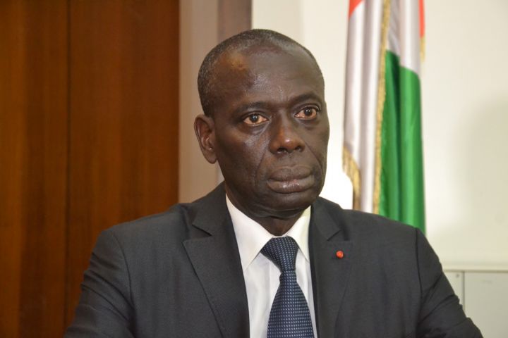 Image de Football. L’initiative du ministre-gouverneur du District autonome de Yamoussoukro, Augustin Thiam, de distribuer des gadgets aux supporters des équipes de la Poule C lors de la 34e édition de la Coupe d'Afrique des Nations (CAN) en Côte d'Ivoire, est bien plus qu'un simple geste de générosité. Elle symbolise l'essence même de l'hospitalité africaine et reflète l'importance du football comme vecteur de fraternité et d'unité au-delà des frontières. Le jeudi 25 janvier 2024, une atmosphère festive et colorée s'est emparée du village-quartier de Nana à Yamoussoukro, où les supporters guinéens ont reçu 200 tee-shirts, 150 casquettes, et une enveloppe de 300 mille francs CFA. Ce geste, répété pour les supporters des équipes du Sénégal, du Cameroun et de la Gambie, a incarné la philosophie d'Augustin Thiam : le football n'est pas seulement une compétition, mais une opportunité pour renforcer les liens, partager la culture et promouvoir la paix. L'impact de tels gestes va bien au-delà de la simple distribution de cadeaux. Cela crée un environnement où les supporters, au-delà de leur passion pour le football, peuvent également apprécier la culture et l'hospitalité ivoirienne. Cette approche facilite la création de souvenirs inoubliables pour les visiteurs et promeut l'image de la Côte d'Ivoire en tant que destination accueillante et amicale. L’hospitalité, un pilier de la culture africaine, est particulièrement significative lors d'événements tels que la CAN. Elle ne se limite pas aux infrastructures ou à l'organisation sans faille des matchs, mais s'étend à la chaleur humaine, au partage des cultures et à l'accueil des visiteurs. Les paroles de Thiam - « sentez-vous chez vous » - résonnent profondément dans cette tradition d'accueil, encourageant les visiteurs à revenir et à explorer davantage la Côte d'Ivoire. La CAN, en tant qu'événement, a toujours eu le pouvoir de rassembler des nations diverses autour de leur amour commun pour le football. Cet événement est une vitrine non seulement pour le sport, mais aussi pour la culture, la gastronomie, la musique et les traditions de chaque pays participant. En accueillant des supporters de divers pays, la Côte d'Ivoire a l'opportunité unique de présenter sa richesse culturelle et de renforcer les liens avec d'autres nations africaines. Le geste d'Augustin Thiam est également un reflet de la diplomatie soft power. En offrant ces gadgets, il ne se contente pas de soutenir les supporters, mais envoie également un message de fraternité et d'unité à travers le continent. Cela peut contribuer à renforcer les relations bilatérales avec les pays représentés et à promouvoir une image positive de la Côte d'Ivoire à l'étranger. Ces actions ont également un impact économique. En créant une expérience positive pour les visiteurs, la Côte d'Ivoire se positionne comme une destination attrayante pour le tourisme et les affaires. Les supporters qui rentrent chez eux avec des souvenirs positifs peuvent devenir des ambassadeurs informels, encourageant d'autres à visiter le pays. En outre, cet événement sportif offre une plateforme pour les talents locaux. Les artistes, les artisans et les entrepreneurs locaux ont l'opportunité de présenter leurs travaux et de profiter de l'augmentation du tourisme. Cela stimule l'économie locale et met en lumière la créativité et l'innovation ivoiriennes. Sur le plan sportif, la CAN est une occasion pour les pays africains de montrer le meilleur de leur football. Cela inspire les jeunes athlètes et renforce les programmes de développement du football à travers le continent. Le succès des équipes peut susciter un sentiment de fierté nationale et stimuler l'intérêt pour le sport chez les jeunes générations. L’impact de la CAN et des initiatives comme celles d'Augustin Thiam dépasse largement les stades de football. Ils reflètent et renforcent les valeurs de solidarité, d'unité et de fierté qui sont au cœur de nombreuses cultures africaines. En embrassant ces valeurs, la CAN devient plus qu'un tournoi de football ; elle devient un symbole de ce que l'Afrique peut accomplir lorsqu'elle est unie. En conclusion, la générosité d'Augustin Thiam et son engagement à promouvoir l'hospitalité pendant la CAN sont représentatifs de l'esprit du football africain. Ces gestes renforcent les liens entre les nations, encouragent la compréhension culturelle et contribuent à l'image de la Côte d'Ivoire en tant que pays accueillant et chaleureux. Cette approche de l'accueil et de l'échange culturel durant la CAN soulève une question fondamentale : comment des événements sportifs comme la CAN peuvent-ils continuer à jouer un rôle dans la promotion de l'unité et de la fraternité à travers le continent africain ?