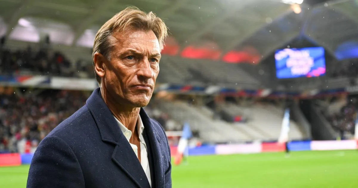 Image de Football. Hervé Renard, l'entraîneur français reconnu pour ses succès sur le continent africain, notamment avec la Côte d'Ivoire, ne sera pas de retour aux commandes des Éléphants pour la Coupe d'Afrique des Nations (CAN) 2023. Son absence sur le banc ivoirien résulte de l'échec des négociations entre la Fédération Ivoirienne de Football (FIF) et la Fédération Française de Football (FFF), où Renard dirige actuellement l'équipe féminine française. Cette nouvelle, bien qu'ayant suscité un grand enthousiasme parmi les supporters ivoiriens, marque un tournant inattendu dans la gestion de l'équipe nationale. Contexte Historique Renard est un personnage emblématique dans l'histoire du football ivoirien. Sa gestion de l'équipe nationale en 2015 avait abouti à un triomphe à la CAN, apportant à la Côte d'Ivoire son deuxième titre dans cette compétition. Ce succès avait non seulement consolidé sa réputation en tant qu'entraîneur compétent mais avait aussi renforcé le statut de la Côte d'Ivoire comme puissance footballistique en Afrique. L'Échec des Négociations La FIF, désireuse de revivre les jours de gloire, avait envisagé de ramener Renard pour la CAN 2023. Cependant, les négociations avec la FFF n'ont pas abouti, malgré l'intérêt manifeste de Renard pour cette opportunité. « J'aurais adoré, mais le destin en a choisi autrement », a déclaré Renard, exprimant une certaine déception quant à cette tournure des événements. Implications et Réactions L'absence de Renard à la tête des Éléphants suscite diverses réactions. D'un côté, il y a la déception des fans qui espéraient voir un renouveau sous sa direction. D'un autre côté, cela ouvre des opportunités pour d'autres entraîneurs et une possible nouvelle direction pour l'équipe. Analyse Stratégique L'impact de Renard sur l'équipe en 2015 était indéniable. Son approche tactique, son expertise en matière de motivation des joueurs et sa familiarité avec le football africain étaient des atouts majeurs. Sans lui, la FIF doit chercher une alternative capable d'harmoniser talent et tactique pour mener l'équipe vers le succès. Le Futur de l'Équipe Nationale La Côte d'Ivoire se trouve à un carrefour. La décision de ne pas ramener Renard offre une chance de rebâtir avec de nouvelles idées et approches. La question demeure : qui sera capable de remplir ce rôle et d'apporter une dynamique nouvelle et fructueuse à l'équipe ? L'Influence de Renard sur le Football Africain Renard reste une figure influente dans le football africain. Ses succès passés avec la Zambie et la Côte d'Ivoire sont souvent cités comme des exemples de leadership efficace et de compréhension approfondie du football sur le continent. Perspectives d'Avenir Alors que la CAN 2023 se poursuit sans Renard, la FIF et les supporters doivent se tourner vers l'avenir. La recherche d'un nouvel entraîneur, capable de galvaniser l'équipe et de naviguer dans les complexités du football moderne, est cruciale. L'histoire de Renard avec la Côte d'Ivoire restera dans les annales, mais le football est en constante évolution. La décision de la FIF de ne pas ramener Renard ouvre la voie à de nouvelles stratégies et à l'exploration de nouvelles voies pour l'équipe nationale. L'important est de rester concentré sur l'objectif ultime : le succès et la gloire sur le plan international. En considérant l'histoire de Renard et le futur du football ivoirien, quelle pourrait être la meilleure approche pour la FIF afin de garantir un avenir prospère pour les Éléphants ?