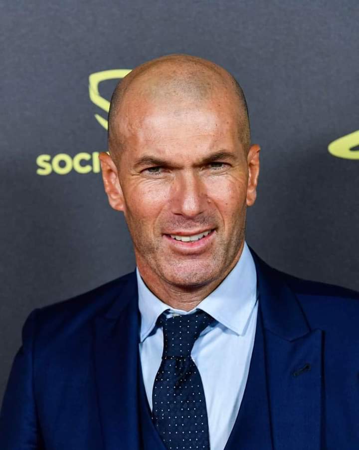 Deuxième Image de Football. La Fédération algérienne de football a récemment suscité l'émoi en contactant Zinédine Zidane pour prendre les rênes de l'équipe nationale en remplacement de Djamel Belmadi. Cette nouvelle a fait grand bruit dans le monde du football et a généré de nombreuses spéculations quant à la direction que prendrait le football algérien. Cependant, malgré l'excitation initiale, Zidane a surpris de nombreux fans en déclinant poliment l'offre. Le nom de Zinédine Zidane est indéniablement associé à une carrière exceptionnelle en tant que joueur et entraîneur. En tant que légende du football français, Zidane a marqué l'histoire en participant à des moments mémorables, notamment la victoire de la France à la Coupe du Monde de la FIFA en 1998. En tant qu'entraîneur, il a connu un succès phénoménal avec le Real Madrid, remportant trois Ligues des champions consécutives de 2016 à 2018. La décision de la Fédération algérienne de cibler Zidane pour succéder à Belmadi a été interprétée comme un signe de l'ambition du pays de renforcer son statut sur la scène internationale. Belmadi, qui avait mené l'Algérie à la victoire à la Coupe d'Afrique des Nations en 2019, était considéré comme un entraîneur accompli, mais les dirigeants algériens semblaient aspirer à une figure de renommée mondiale pour diriger l'équipe. Cependant, la décision de Zidane de décliner l'offre a pris beaucoup de monde par surprise. Les spéculations vont bon train quant aux raisons qui ont pu motiver cette décision. Certains suggèrent que Zidane pourrait être attiré par d'autres opportunités, peut-être dans le monde du football européen, tandis que d'autres estiment qu'il pourrait simplement souhaiter prendre une pause après son intense parcours avec le Real Madrid. Quoi qu'il en soit, le refus de Zidane souligne l'importance des décisions tactiques dans le monde du football. Les entraîneurs de renom sont souvent sollicités par diverses équipes nationales, chacune cherchant à tirer parti de l'expertise et de la notoriété d'entraîneurs ayant fait leurs preuves à des niveaux élevés. La Fédération algérienne, en approchant Zidane, a manifesté sa volonté d'investir dans une direction qui pourrait conduire l'équipe à de nouveaux sommets. En analysant de plus près la situation, il est intéressant de noter que le football en Afrique connaît une période de transformation. Les équipes du continent ont montré des performances de plus en plus compétitives lors des compétitions internationales, et l'attrait de talents tels que Zidane témoigne de cette évolution. Les fédérations nationales reconnaissent l'importance de l'entraîneur en tant que catalyseur du succès, et la quête de personnalités renommées pour occuper ces postes devient une tendance de plus en plus marquée. La décision de Zidane de rester en dehors du paysage du football algérien soulève également des questions sur la perception des opportunités au sein du continent africain. Certains pourraient voir cela comme un signe que les entraîneurs de calibre mondial hésitent à s'engager pleinement dans des projets africains, préférant les environnements plus établis en Europe. Cependant, d'autres pourraient interpréter cela comme une chance pour les entraîneurs locaux de s'affirmer et de prendre les rênes de leurs équipes nationales. En fin de compte, le monde du football est dynamique et imprévisible. Les choix des entraîneurs, des fédérations et des joueurs contribuent tous à façonner le paysage du sport le plus populaire du monde. Alors que l'Algérie poursuit sa quête d'un entraîneur pour guider son équipe nationale, l'attention se tourne vers les prochains chapitres de cette histoire en constante évolution, où chaque décision peut avoir un impact significatif sur le destin d'une nation sur le terrain de jeu mondial.