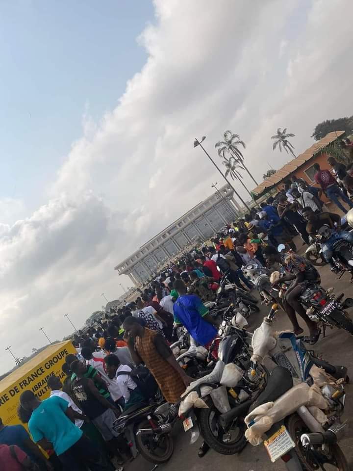 Image de Football. La quête frénétique des supporters pour obtenir un ticket du match opposant le Sénégal à la Côte d'Ivoire s'étend bien au-delà des gradins animés du stade. C'est un véritable phénomène social qui transcende les frontières sportives, englobant une diversité de perspectives, d'émotions et de dynamiques communautaires. La rencontre entre ces deux nations africaines suscite un engouement passionné qui se manifeste non seulement parmi les aficionados du football, mais également au sein de la fondation Felix H Boigny, qui joue un rôle inattendu dans cet épisode captivant. La quête effrénée des supporters pour obtenir leur précieux sésame témoigne de l'importance profonde du football en tant que lien culturel et social. Ces passionnés sont prêts à surmonter des obstacles considérables, qu'il s'agisse de distances géographiques, de contraintes financières ou de simples limitations logistiques, pour vivre l'excitation du match en direct. Au-delà de la simple recherche d'un billet, c'est un voyage émotionnel qui anime ces individus, les conduisant à la fondation Felix H Boigny, un acteur inattendu dans cette histoire. La fondation Felix H Boigny, normalement associée à des activités humanitaires et culturelles, devient le pivot de cette quête effrénée. Les supporters se rassemblent, conscients que la fondation détient quelques-uns des billets tant convoités. C'est une scène inhabituelle où la passion du football et l'engagement humanitaire se croisent. Les motivations de la fondation pour détenir ces billets deviennent alors le sujet de nombreuses spéculations et interrogations parmi les supporters avides. Au sein de cette fondation renommée, la décision de distribuer les billets pour le match n'est pas simplement une question de sport, mais aussi une opportunité de susciter des fonds pour leurs initiatives philanthropiques. La rencontre sportive devient ainsi un moyen inattendu de collecter des fonds et de sensibiliser à des causes humanitaires. Les supporters, initialement focalisés sur l'acquisition des billets, se retrouvent soudainement confrontés à un choix moral : sacrifier une partie de leur passion sportive pour contribuer à des causes nobles. Cette situation complexe soulève des questions sur la nature de la passion sportive et son potentiel à générer un impact positif au-delà du terrain. Les supporters, souvent perçus comme des acteurs purement émotionnels, se trouvent désormais au centre d'un dilemme moral. La quête d'un simple billet de match se transforme en une réflexion profonde sur la responsabilité sociale et les moyens par lesquels la passion sportive peut être canalisée vers des efforts bénéfiques pour la société. Cependant, la tension monte à mesure que la demande de billets dépasse largement l'offre limitée de la fondation. Les supporters, initialement unis par leur passion commune, se retrouvent désormais en compétition féroce pour obtenir ces précieux sésames. Cela crée une atmosphère tendue au sein de la communauté, remettant en question la nature même du sport en tant que force unificatrice. Au-delà de la simple recherche de billets, cette histoire révèle les complexités des relations entre le sport, la philanthropie et la société. Les supporters, souvent perçus comme des acteurs passionnés mais superficiels, se retrouvent confrontés à des choix moraux profonds, remettant en question les stéréotypes qui entourent la passion sportive. Finalement, cette quête effrénée de billets pour le match Sénégal - Côte d'Ivoire se transforme en une exploration inattendue des liens entre le sport, la communauté et l'engagement social.