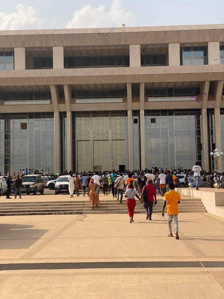 Deuxième Image de Football. La quête frénétique des supporters pour obtenir un ticket du match opposant le Sénégal à la Côte d'Ivoire s'étend bien au-delà des gradins animés du stade. C'est un véritable phénomène social qui transcende les frontières sportives, englobant une diversité de perspectives, d'émotions et de dynamiques communautaires. La rencontre entre ces deux nations africaines suscite un engouement passionné qui se manifeste non seulement parmi les aficionados du football, mais également au sein de la fondation Felix H Boigny, qui joue un rôle inattendu dans cet épisode captivant. La quête effrénée des supporters pour obtenir leur précieux sésame témoigne de l'importance profonde du football en tant que lien culturel et social. Ces passionnés sont prêts à surmonter des obstacles considérables, qu'il s'agisse de distances géographiques, de contraintes financières ou de simples limitations logistiques, pour vivre l'excitation du match en direct. Au-delà de la simple recherche d'un billet, c'est un voyage émotionnel qui anime ces individus, les conduisant à la fondation Felix H Boigny, un acteur inattendu dans cette histoire. La fondation Felix H Boigny, normalement associée à des activités humanitaires et culturelles, devient le pivot de cette quête effrénée. Les supporters se rassemblent, conscients que la fondation détient quelques-uns des billets tant convoités. C'est une scène inhabituelle où la passion du football et l'engagement humanitaire se croisent. Les motivations de la fondation pour détenir ces billets deviennent alors le sujet de nombreuses spéculations et interrogations parmi les supporters avides. Au sein de cette fondation renommée, la décision de distribuer les billets pour le match n'est pas simplement une question de sport, mais aussi une opportunité de susciter des fonds pour leurs initiatives philanthropiques. La rencontre sportive devient ainsi un moyen inattendu de collecter des fonds et de sensibiliser à des causes humanitaires. Les supporters, initialement focalisés sur l'acquisition des billets, se retrouvent soudainement confrontés à un choix moral : sacrifier une partie de leur passion sportive pour contribuer à des causes nobles. Cette situation complexe soulève des questions sur la nature de la passion sportive et son potentiel à générer un impact positif au-delà du terrain. Les supporters, souvent perçus comme des acteurs purement émotionnels, se trouvent désormais au centre d'un dilemme moral. La quête d'un simple billet de match se transforme en une réflexion profonde sur la responsabilité sociale et les moyens par lesquels la passion sportive peut être canalisée vers des efforts bénéfiques pour la société. Cependant, la tension monte à mesure que la demande de billets dépasse largement l'offre limitée de la fondation. Les supporters, initialement unis par leur passion commune, se retrouvent désormais en compétition féroce pour obtenir ces précieux sésames. Cela crée une atmosphère tendue au sein de la communauté, remettant en question la nature même du sport en tant que force unificatrice. Au-delà de la simple recherche de billets, cette histoire révèle les complexités des relations entre le sport, la philanthropie et la société. Les supporters, souvent perçus comme des acteurs passionnés mais superficiels, se retrouvent confrontés à des choix moraux profonds, remettant en question les stéréotypes qui entourent la passion sportive. Finalement, cette quête effrénée de billets pour le match Sénégal - Côte d'Ivoire se transforme en une exploration inattendue des liens entre le sport, la communauté et l'engagement social.