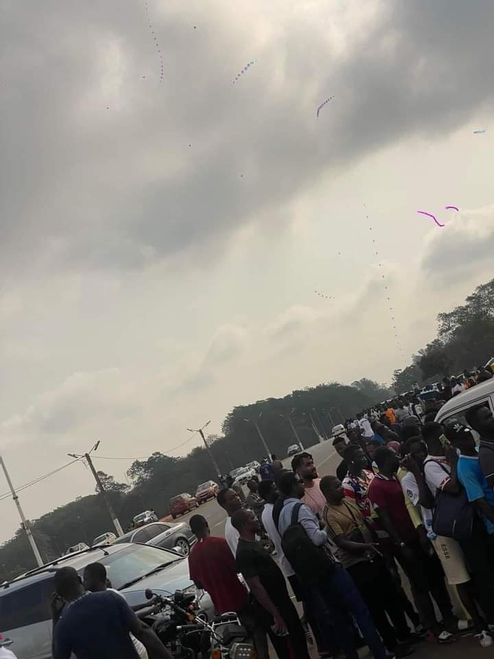 Quatrième Image de Football. La quête frénétique des supporters pour obtenir un ticket du match opposant le Sénégal à la Côte d'Ivoire s'étend bien au-delà des gradins animés du stade. C'est un véritable phénomène social qui transcende les frontières sportives, englobant une diversité de perspectives, d'émotions et de dynamiques communautaires. La rencontre entre ces deux nations africaines suscite un engouement passionné qui se manifeste non seulement parmi les aficionados du football, mais également au sein de la fondation Felix H Boigny, qui joue un rôle inattendu dans cet épisode captivant. La quête effrénée des supporters pour obtenir leur précieux sésame témoigne de l'importance profonde du football en tant que lien culturel et social. Ces passionnés sont prêts à surmonter des obstacles considérables, qu'il s'agisse de distances géographiques, de contraintes financières ou de simples limitations logistiques, pour vivre l'excitation du match en direct. Au-delà de la simple recherche d'un billet, c'est un voyage émotionnel qui anime ces individus, les conduisant à la fondation Felix H Boigny, un acteur inattendu dans cette histoire. La fondation Felix H Boigny, normalement associée à des activités humanitaires et culturelles, devient le pivot de cette quête effrénée. Les supporters se rassemblent, conscients que la fondation détient quelques-uns des billets tant convoités. C'est une scène inhabituelle où la passion du football et l'engagement humanitaire se croisent. Les motivations de la fondation pour détenir ces billets deviennent alors le sujet de nombreuses spéculations et interrogations parmi les supporters avides. Au sein de cette fondation renommée, la décision de distribuer les billets pour le match n'est pas simplement une question de sport, mais aussi une opportunité de susciter des fonds pour leurs initiatives philanthropiques. La rencontre sportive devient ainsi un moyen inattendu de collecter des fonds et de sensibiliser à des causes humanitaires. Les supporters, initialement focalisés sur l'acquisition des billets, se retrouvent soudainement confrontés à un choix moral : sacrifier une partie de leur passion sportive pour contribuer à des causes nobles. Cette situation complexe soulève des questions sur la nature de la passion sportive et son potentiel à générer un impact positif au-delà du terrain. Les supporters, souvent perçus comme des acteurs purement émotionnels, se trouvent désormais au centre d'un dilemme moral. La quête d'un simple billet de match se transforme en une réflexion profonde sur la responsabilité sociale et les moyens par lesquels la passion sportive peut être canalisée vers des efforts bénéfiques pour la société. Cependant, la tension monte à mesure que la demande de billets dépasse largement l'offre limitée de la fondation. Les supporters, initialement unis par leur passion commune, se retrouvent désormais en compétition féroce pour obtenir ces précieux sésames. Cela crée une atmosphère tendue au sein de la communauté, remettant en question la nature même du sport en tant que force unificatrice. Au-delà de la simple recherche de billets, cette histoire révèle les complexités des relations entre le sport, la philanthropie et la société. Les supporters, souvent perçus comme des acteurs passionnés mais superficiels, se retrouvent confrontés à des choix moraux profonds, remettant en question les stéréotypes qui entourent la passion sportive. Finalement, cette quête effrénée de billets pour le match Sénégal - Côte d'Ivoire se transforme en une exploration inattendue des liens entre le sport, la communauté et l'engagement social.