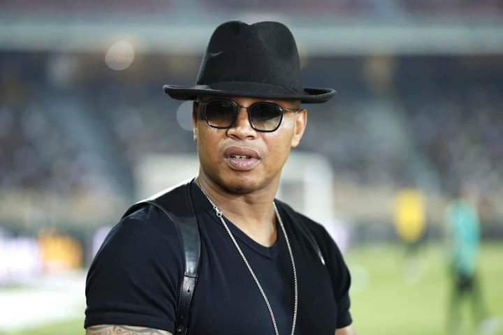 Image de Football. El Hadji Diouf, ancien footballeur sénégalais et personnalité médiatique, a récemment suscité l'attention lors d'une apparition sur Canal+. Ses commentaires critiques à l'égard de l'organisation entourant l'équipe nationale du Cameroun ont déclenché des débats et des réactions diverses. Dans ses déclarations, Diouf a souligné son intention de partager la vérité plutôt que d'intimider, insistant sur le fait que le problème réside dans l'absence de bonnes personnes autour de l'équipe camerounaise. L'ancien joueur de football a exprimé son respect pour le potentiel de l'équipe camerounaise, soulignant qu'elle dispose de joueurs talentueux. Cependant, il a pointé du doigt l'organisation, affirmant que c'est là que réside la principale lacune. Pour Diouf, il ne s'agit pas de blâmer individuellement le gardien de but André Onana, mais plutôt de remettre en question les décisions et les actions de l'ensemble de l'organisation. Diouf a insisté sur le fait que ses commentaires étaient motivés par son engagement à dire ce qu'il pense, caractéristique qui lui est bien connue. Il a souligné que sa critique n'était pas dirigée contre le peuple camerounais, qu'il considère toujours comme son « deuxième pays », mais plutôt contre les problèmes structurels qu'il a identifiés au sein de l'organisation. La critique de Diouf semble se concentrer sur le fait que l'équipe nationale du Cameroun ne peut atteindre son plein potentiel en raison de problèmes organisationnels. Il a évoqué la nécessité d'une meilleure gestion, suggérant que les personnes responsables devraient faire preuve de plus de compétence et de professionnalisme. Selon Diouf, cette amélioration est cruciale pour permettre à l'équipe de tirer parti de son talent inné et de concurrencer au plus haut niveau. Les commentaires de Diouf ne se limitent pas à la critique ; ils expriment également un amour continu pour le Cameroun en tant que pays. Il a salué la beauté du pays et la gentillesse de son peuple, soulignant ainsi que ses observations critiques ne sont pas une attaque personnelle, mais plutôt une tentative de susciter une réflexion et un changement positif. Les réactions aux commentaires de Diouf ont été variées. Certains ont salué sa franchise et son engagement envers l'amélioration du football africain, tandis que d'autres ont contesté sa perspective, défendant l'équipe et son organisation. Ce débat a suscité des discussions approfondies sur la façon dont les fédérations et les structures sportives peuvent être améliorées en Afrique pour favoriser le développement du football. En résumé, les propos d'El Hadji Diouf sur Canal+ ont déclenché un débat important sur l'état de l'organisation entourant l'équipe nationale du Cameroun. Ses commentaires reflètent son souhait de voir le football africain prospérer et ses critiques visent à stimuler une réflexion constructive sur la manière dont les structures sportives peuvent être améliorées pour permettre aux équipes nationales du continent de briller sur la scène mondiale.