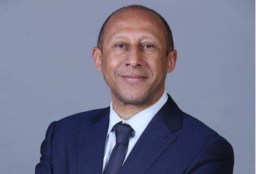 Image de Football. Philippe Diallo, le président de la Fédération Française de Football (FFF), a récemment partagé une expérience intrigante liée à une demande émanant de la Fédération de Côte d'Ivoire. Dans une déclaration explicative, le dirigeant de l'instance fédérale a révélé les détails de cette sollicitation inhabituelle. Selon ses propos, le président de la Fédération ivoirienne a initié le contact, exprimant un intérêt potentiel pour le sélectionneur de l'équipe de France féminine, Hervé Renard. Diallo a souligné la complexité de cette situation délicate, affirmant avoir minutieusement étudié la proposition en collaboration avec Hervé Renard lui-même. La conclusion à laquelle ils sont parvenus était catégorique : Renard ne quitterait pas, même temporairement, son poste de sélectionneur de l'équipe de France féminine. Cette décision stratégique a été prise après une évaluation approfondie des circonstances et des implications potentielles. Le président de la FFF a tenu à mettre en avant les bonnes relations qu'il entretient avec son homologue de la Fédération ivoirienne, soulignant un échange constructif entre les deux parties. Il a décrit l'appel initial du président ivoirien comme une démarche visant à explorer la possibilité d'une collaboration fructueuse. Néanmoins, il est rapidement devenu évident que certaines conditions fondamentales n'étaient pas réunies pour que cette proposition aboutisse. Les discussions entre les différentes parties ont été étroitement surveillées, et le processus de prise de décision a été détaillé par Diallo. Il a mentionné avoir eu des interlocuteurs des deux côtés, soulignant la volonté de trouver une solution mutuellement bénéfique. Cependant, au fil des échanges, il est devenu évident que l'hypothèse initiale d'une collaboration entre Hervé Renard et la Fédération de Côte d'Ivoire était vouée à l'échec. Le rejet de cette proposition n'a pas été une décision précipitée. Diallo a insisté sur le fait que les conditions qui ont conduit à cette conclusion étaient complexes et diverses. Il a évoqué des éléments généraux et de contexte qui ont été pris en compte dans le processus de prise de décision. Ces éléments ont été déterminants pour écarter définitivement l'idée d'une transition de Renard vers un nouveau rôle. Cette affaire a été traitée rapidement, avec la proposition initiale soulevée et refermée dans la même journée. La clarté de la décision a permis d'éviter tout prolongement inutile de la situation. Diallo a conclu en soulignant qu'en dépit des relations positives avec la Fédération ivoirienne, les conditions n'étaient tout simplement pas propices à la réalisation de cette hypothèse. En fin de compte, l'histoire de cette proposition avortée met en lumière les complexités et les considérations stratégiques qui entourent les mouvements potentiels de personnalités clés dans le monde du football. Elle témoigne également de l'importance des relations inter-fédérations et des nuances qui peuvent influencer les décisions cruciales dans le paysage du sport international.