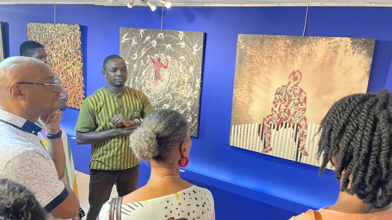 Image de Art. La galerie Eurêka, située dans le dynamique quartier de la Zone 4 à Abidjan, se transforme en un véritable carrefour de la créativité artistique en marge de la 34ᵉ édition de la Coupe d’Afrique des Nations (CAN). Cet événement phare du football africain, qui rassemble 24 nations sur le sol ivoirien, sert également de catalyseur pour mettre en lumière le riche patrimoine culturel et artistique de la Côte d'Ivoire. La galerie Eurêka, grâce à son initiative novatrice, offre une plateforme exceptionnelle pour les artistes de renom ainsi que pour les amoureux de l'art. Montrer la Puissance de la Créativité L'exposition, qui se déroule du 19 janvier au 10 février 2024, est une célébration de la diversité et de la richesse de l'art ivoirien. Sandrine Mesquida, gérante de la galerie et initiatrice de l'événement, choisit méticuleusement cinq artistes emblématiques pour représenter l'éventail de l'art contemporain ivoirien sous le thème « Penser et panser le monde ». Cette thématique souligne l'importance de la réflexion et de la guérison à travers l'art, en réponse aux défis et aux crises que traverse le monde. Les Exposants de Renom 1. Tamsir Dia: Reconnu pour son usage vibrant des couleurs, Dia présente des œuvres qui symbolisent une énergie vitale, capturant l'essence de la vie avec passion et intensité. 2. Pascal Konan: Ses œuvres, profondément réfléchies, offrent une perspective sur la capacité de l'homme à surmonter les adversités du monde. Ses sept tableaux à l'exposition sont un témoignage de son talent unique. 3. Mathieu Jean Gensin: Gensin explore les liens entre le visible et l'invisible, créant une cosmogonie qui reflète les forces sacrées régissant l'univers. 4. Yeanzi: Son art unique met en avant les problématiques mondiales qui se greffent à la vie des individus, devenant ainsi l'étoffe même de leurs existences. 5. Hélène Bondurand: Elle dépeint des personnages marqués par les épreuves de la vie, mais qui conservent une dignité et une fierté inébranlables. L'Influence de la CAN sur la Culture La tenue de la CAN en Côte d'Ivoire ne se limite pas à un événement sportif. Elle devient un moteur de valorisation culturelle, donnant une visibilité sans précédent aux artistes locaux. Les visiteurs venus pour le football découvrent également le patrimoine artistique ivoirien, créant un pont entre les cultures et les peuples à travers l'art. La Symbiose des Générations L'exposition met en lumière la coexistence harmonieuse entre les œuvres des artistes jeunes et moins jeunes. Cette diversité générationnelle offre une richesse de perspectives et de techniques, reflétant la dynamique et l'évolution constante de l'art ivoirien. L'Art Comme Miroir Social Chaque artiste, à travers ses œuvres, aborde des thèmes variés qui reflètent les préoccupations sociales, politiques et spirituelles du monde contemporain. L'art devient un miroir, une fenêtre ouverte sur les réalités souvent complexes et nuancées de la société. L'Impact de l'Art sur la Société Cette exposition ne se contente pas de montrer des œuvres d'art ; elle invite les spectateurs à une réflexion profonde sur leur rôle dans la société. L'art est présenté comme un vecteur de changement, un moyen de guérir et de transformer le monde. L'Art Ivoirien sur la Scène Mondiale La CAN de la peinture contribue à positionner l'art ivoirien sur la scène mondiale. Les artistes présentés deviennent des ambassadeurs de leur culture, démontrant la vitalité et la diversité de l'art africain contemporain. Vers l'Avenir de l'Art Ivoirien Cette exposition marque un tournant pour l'art ivoirien, en particulier dans la façon dont il est perçu tant localement qu'internationalement. Elle pose les bases d'une reconnaissance plus large et d'un respect accru pour les artistes africains. La CAN de la peinture à la galerie Eurêka est bien plus qu'une simple exposition d'art ; elle est une célébration de la culture, un dialogue entre les générations et les cultures, et un témoin de la puissance de l'art en tant que force transformatrice. En reliant le sport à l'art, cet événement crée un espace unique pour la découverte et l'appréciation de la diversité culturelle de l'Afrique. Alors que nous admirons l'œuvre de ces artistes talentueux, une question se pose : Comment pouvons-nous, en tant que société, mieux intégrer l'art dans notre vie quotidienne pour enrichir notre compréhension du monde et de nous-mêmes ?