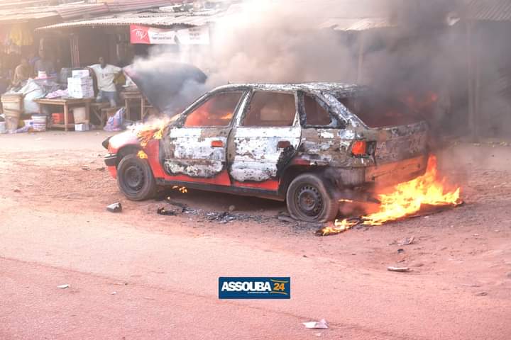 Image de Faits Divers. **Incendie d'un Taxi à Aboisso: Appel à la Sécurité dans l'Utilisation du Gaz Butane** Le paisible marché d'Aboisso a été le théâtre d'un incident inquiétant le jeudi 25 janvier 2024, à 17h, lorsque qu'un taxi a été englouti par les flammes, tout près du grand marché local. Les premières informations indiquent que le gaz butane aurait déclenché ce sinistre. Heureusement, aucune perte en vie humaine n'est à déplorer, mais le véhicule a été complètement réduit en cendres. Les autorités locales, composées de sapeurs-pompiers civils et de la police, étaient présentes pour gérer la situation. Il est important de souligner que les taxis à Aboisso opèrent généralement avec des systèmes de gaz butane, une pratique connue de tous. Cependant, cet incident met en lumière les risques potentiels auxquels la population est exposée. Au-delà de la simple narration des événements, il est impératif de sensibiliser l'ensemble des acteurs concernés sur la nécessité d'assurer une utilisation sécurisée des bouteilles de gaz butane. Le secteur des taxis à Aboisso, bien qu'essentiel à la vie quotidienne, doit être examiné de près pour garantir la sécurité de tous les citoyens. Il est crucial de noter que cet incident pourrait servir de point de départ pour des discussions approfondies sur les normes de sécurité entourant l'utilisation du gaz butane dans les véhicules de transport public. Des enquêtes plus poussées pourraient être nécessaires pour déterminer les causes exactes de l'incendie et identifier les éventuelles défaillances dans les mesures de prévention. Les autorités locales, en collaboration avec les responsables du secteur des transports, devraient envisager des campagnes de sensibilisation et des formations pour garantir que les conducteurs de taxi comprennent les risques liés à l'utilisation du gaz butane et adoptent des pratiques plus sûres. Par ailleurs, les réglementations existantes sur l'utilisation des véhicules à gaz butane pourraient être révisées et renforcées, avec des inspections plus fréquentes pour s'assurer que les taxis respectent les normes de sécurité requises. L'éducation du public sur les mesures de sécurité à prendre en cas d'urgence pourrait également jouer un rôle crucial dans la réduction des risques potentiels. Enfin, la collaboration entre les services d'urgence, les autorités locales, et les professionnels du secteur des transports doit être renforcée pour assurer une réponse rapide et efficace en cas d'incidents similaires à l'avenir. Les scénarios d'urgence et les protocoles de sécurité devraient être examinés et mis à jour régulièrement pour s'adapter aux évolutions technologiques et aux nouveaux défis. En conclusion, l'incendie de ce taxi à Aboisso, bien que n'ayant pas entraîné de pertes humaines, souligne la nécessité urgente de renforcer la sécurité dans l'utilisation du gaz butane dans les véhicules de transport public. Cet incident doit servir de catalyseur pour des actions concrètes visant à prévenir de futurs accidents similaires et à protéger la vie et la sécurité de la population d'Aboisso.