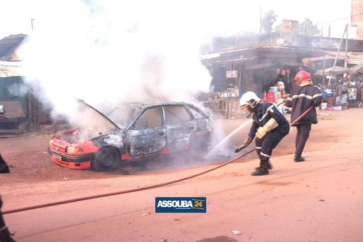 Troisième Image de Faits Divers. **Incendie d'un Taxi à Aboisso: Appel à la Sécurité dans l'Utilisation du Gaz Butane** Le paisible marché d'Aboisso a été le théâtre d'un incident inquiétant le jeudi 25 janvier 2024, à 17h, lorsque qu'un taxi a été englouti par les flammes, tout près du grand marché local. Les premières informations indiquent que le gaz butane aurait déclenché ce sinistre. Heureusement, aucune perte en vie humaine n'est à déplorer, mais le véhicule a été complètement réduit en cendres. Les autorités locales, composées de sapeurs-pompiers civils et de la police, étaient présentes pour gérer la situation. Il est important de souligner que les taxis à Aboisso opèrent généralement avec des systèmes de gaz butane, une pratique connue de tous. Cependant, cet incident met en lumière les risques potentiels auxquels la population est exposée. Au-delà de la simple narration des événements, il est impératif de sensibiliser l'ensemble des acteurs concernés sur la nécessité d'assurer une utilisation sécurisée des bouteilles de gaz butane. Le secteur des taxis à Aboisso, bien qu'essentiel à la vie quotidienne, doit être examiné de près pour garantir la sécurité de tous les citoyens. Il est crucial de noter que cet incident pourrait servir de point de départ pour des discussions approfondies sur les normes de sécurité entourant l'utilisation du gaz butane dans les véhicules de transport public. Des enquêtes plus poussées pourraient être nécessaires pour déterminer les causes exactes de l'incendie et identifier les éventuelles défaillances dans les mesures de prévention. Les autorités locales, en collaboration avec les responsables du secteur des transports, devraient envisager des campagnes de sensibilisation et des formations pour garantir que les conducteurs de taxi comprennent les risques liés à l'utilisation du gaz butane et adoptent des pratiques plus sûres. Par ailleurs, les réglementations existantes sur l'utilisation des véhicules à gaz butane pourraient être révisées et renforcées, avec des inspections plus fréquentes pour s'assurer que les taxis respectent les normes de sécurité requises. L'éducation du public sur les mesures de sécurité à prendre en cas d'urgence pourrait également jouer un rôle crucial dans la réduction des risques potentiels. Enfin, la collaboration entre les services d'urgence, les autorités locales, et les professionnels du secteur des transports doit être renforcée pour assurer une réponse rapide et efficace en cas d'incidents similaires à l'avenir. Les scénarios d'urgence et les protocoles de sécurité devraient être examinés et mis à jour régulièrement pour s'adapter aux évolutions technologiques et aux nouveaux défis. En conclusion, l'incendie de ce taxi à Aboisso, bien que n'ayant pas entraîné de pertes humaines, souligne la nécessité urgente de renforcer la sécurité dans l'utilisation du gaz butane dans les véhicules de transport public. Cet incident doit servir de catalyseur pour des actions concrètes visant à prévenir de futurs accidents similaires et à protéger la vie et la sécurité de la population d'Aboisso.