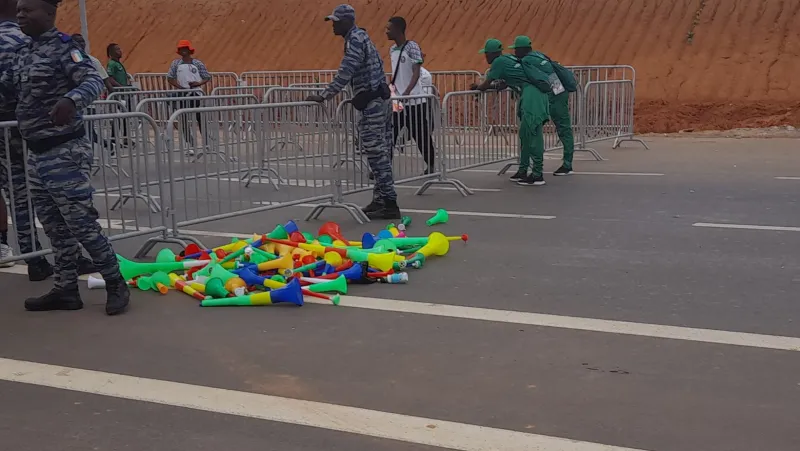 Deuxième Image de Football. La 34e édition de la Coupe d'Afrique des Nations (CAN) en Côte d'Ivoire, entamée le 13 janvier 2023, marque un tournant crucial dans l'histoire du football africain et la gestion de grands événements sur le continent. Cet événement sportif de premier plan n'est pas seulement une vitrine pour le talent footballistique africain, mais aussi un témoignage de l'efficacité de la collaboration entre les forces de défense et de sécurité ivoiriennes. Leur rôle est central pour assurer la sécurité et le bon déroulement de la compétition, protégeant ainsi les biens et les personnes. La Mobilisation des Forces de Sécurité L'implication des forces de défense et de sécurité dans cette édition de la CAN est exemplaire. Avec un déploiement massif de près de 30 000 agents, leur présence est visible dans les routes menant aux stades et à travers les villes du pays. Cette mobilisation massive témoigne de l'engagement des autorités à garantir la sécurité de tous les participants et spectateurs. Ce déploiement a nécessité une préparation minutieuse, impliquant une coordination complexe entre diverses unités et services de sécurité. Disposition Sécuritaire et Prévention Au stade Alassane Ouattara d’Ebimpé, les forces de l'ordre sont déployées stratégiquement, assurant un contrôle efficace et courtois des foules. Chaque checkpoint, doté d'instructions spécifiques, vise à prévenir les bousculades et faciliter la vérification des billets. Cette approche garantit une expérience sécurisée pour les supporters, évitant les désordres potentiels. La Sécurité, une Priorité Confirmée Le ministre de l’Intérieur et de la Sécurité, Vagondo Diomandé, a personnellement supervisé le dispositif sécuritaire, reflétant l'importance accordée à la sécurité pendant l'événement. Sa présence sur le terrain avant le début de la CAN témoigne de l'engagement du gouvernement à assurer une organisation sécuritaire maîtrisée. Gestion des Contrôles et de la Foule Malgré quelques plaintes concernant la lenteur des contrôles, la majorité des supporters reconnaît leur nécessité pour garantir la sécurité. Les procédures de vérification minutieuses des objets métalliques et autres articles potentiellement dangereux sont essentielles pour prévenir les incidents et rassurer le public. Le Rôle des Autorités dans la Sécurité La sécurité pendant la CAN 2023 en Côte d'Ivoire est une priorité absolue pour les autorités. Leur approche proactive et leur planification méticuleuse ont permis de créer une atmosphère de tranquillité et de confiance. Le rôle des forces de sécurité est crucial pour la réussite de cet événement, tant sur le plan sportif que sécuritaire. Le Succès Sécuritaire de la CAN 2023 Le succès de la CAN 2023 ne se mesure pas uniquement en termes de performances sportives, mais aussi par la gestion efficace de la sécurité. Le professionnalisme et l'engagement des forces de sécurité ont joué un rôle majeur dans le bon déroulement de l'événement, offrant une expérience mémorable et sécurisée à tous les participants et fans de football. Le Rôle International et la Collaboration Le ministre de l’Intérieur et de la Sécurité, le Général Vagondo, ayant participé à MILIPOL Paris, a démontré l'importance de la collaboration internationale dans la stratégie de sécurité. Cette participation a sans doute enrichi l'approche sécuritaire adoptée pour la CAN, intégrant les meilleures pratiques et technologies en matière de sécurité événementielle. La CAN, Plus qu'un Événement Sportif La CAN 2023 dépasse le cadre d'un simple tournoi de football. Elle est devenue un symbole de l'unité, de la résilience et du progrès en Afrique. La manière dont cet événement a été organisé et sécurisé montre la capacité des pays africains à gérer des événements de grande envergure, renforçant ainsi leur position sur la scène internationale. Réflexions et Perspectives En examinant l'ensemble de la CAN 2023, il devient évident que la sécurité est une composante cruciale de la réussite d'événements d'une telle envergure. Les efforts déployés par les forces de sécurité ivoiriennes ont établi un précédent pour les futurs événements sportifs en Afrique et ailleurs. L'organisation impeccable de cet événement sportif majeur soulève des questions importantes sur la capacité et la préparation des nations africaines à accueillir de tels événements à l'avenir. Comment la réussite sécuritaire de la CAN 2023 en Côte d'Ivoire peut-elle influencer la planification et la gestion des futurs grands événements sportifs en Afrique, et quelles leçons peuvent être tirées pour assurer à la fois la sécurité et l'accessibilité à un public plus large?