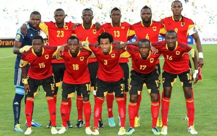 Image de Football. La perte de trois joueurs clés dans l'équipe angolaise, juste avant un match crucial de huitième de finale contre la Namibie, met en lumière les défis et les dynamiques complexes auxquels les équipes nationales sont confrontées lors de tournois majeurs tels que la Coupe d’Afrique des Nations (CAN). Cette situation soulève des questions sur la profondeur de l'effectif, la gestion de l'équipe et la capacité de rebondissement face à l'adversité. Contexte et Impact sur l'Équipe Angolaise La perte de Nurio Fortuna, un défenseur essentiel de l'équipe, est un coup dur pour la défense angolaise. Son expérience et sa compétence en tant que joueur de La Gantoise en Belgique ont été un atout majeur pour l'équipe. Sa déchirure musculaire de niveau 2, survenue après une participation active dans les premiers matches, pose des questions sur la préparation physique et la gestion des joueurs pendant les tournois. L'écartement de Loide Augusto pour raisons disciplinaires révèle des tensions potentielles au sein de l'équipe et des défis liés à la gestion de la discipline dans un environnement hautement compétitif. Cela soulève également des questions sur la culture de l'équipe et les attentes en matière de professionnalisme et de comportement. Benedito Mambuene Mukendi, alias "Beni", qui a choisi de rentrer au pays en raison de son faible temps de jeu, met en évidence les défis psychologiques auxquels sont confrontés les joueurs qui ne sont pas régulièrement sélectionnés. Sa décision de quitter l'équipe soulève des questions sur la gestion des attentes des joueurs et la cohésion de l'équipe. Implications Stratégiques et Tactiques Le sélectionneur Pedro Gonçalves doit maintenant repenser sa stratégie et ses tactiques. Le remplacement de Fortuna en défense nécessitera une réorganisation tactique, tandis que l'intégration d'Inacio Miguel à la place de Augusto devra se faire sans perturber la dynamique du milieu de terrain. Gonçalves doit également gérer le moral de l'équipe et assurer une ambiance positive malgré ces perturbations. Profondeur de l'Effectif et Flexibilité Tactique Ces événements testent la profondeur de l'effectif angolais. Un banc solide est crucial dans les tournois pour pallier les absences imprévues. Cela exige des joueurs remplaçants qu'ils soient prêts à saisir leur chance et à performer au plus haut niveau. Gestion Psychologique et Motivation de l'Équipe La gestion de la psychologie des joueurs est un autre aspect crucial. Gonçalves doit motiver son équipe et canaliser l'adversité en une source d'inspiration. Cela implique de renforcer la solidarité de l'équipe et de maintenir un état d'esprit combatif. Analyse de l'Adversaire et Préparation Face à la Namibie, une analyse approfondie de l'adversaire et une préparation tactique sont nécessaires. L'Angola doit exploiter les faiblesses de la Namibie tout en adaptant sa stratégie pour compenser l'absence de ses joueurs clés. Le Rôle des Supporters et de l'Atmosphère du Tournoi L'atmosphère du tournoi et le soutien des supporters peuvent jouer un rôle vital dans le moral de l'équipe. L'énergie positive et l'encouragement des fans peuvent être un facteur déterminant dans les moments difficiles. En résumé, la situation de l'équipe angolaise avant son match contre la Namibie est un mélange complexe de défis tactiques, physiques et psychologiques. La manière dont l'équipe et le staff technique répondent à ces défis déterminera non seulement le résultat du match mais aussi la résilience et le caractère de l'équipe. Comment les équipes nationales peuvent-elles mieux se préparer à gérer les imprévus et les perturbations internes pendant les tournois majeurs pour assurer la cohésion et la performance optimale de l'équipe?