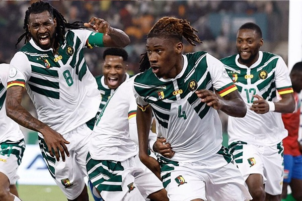 Image de Football. Les Lions Indomptables du Cameroun chercheront à venger leur défaite de 2019 face aux Super Eagles du Nigeria lorsque les deux équipes s’affronteront samedi en huitièmes de finale de la Coupe d’Afrique des Nations en cours. Les pays voisins ont connu une phase de groupes difficile, les Super Eagles devant remporter des victoires contre la Côte d’Ivoire et la Guinée-Bissau pour se qualifier pour les huitièmes de finale. Pour le Cameroun, ce fut une expérience plus difficile car ils étaient sur le point de sortir de manière surprise face à la Gambie lorsque deux buts dans les arrêts de jeu les ont propulsés vers la qualification. Bénéficiant de joueurs de qualité et expérimentés dans leurs rangs, l’affrontement entre les deux équipes a toujours été connu pour être intense étant donné qu’il s’agit d’une sorte de derby. Le match pourrait cependant être gagné depuis le banc où Rigobert Song et Jose Peseiro tenteront de se déjouer pour permettre à leur équipe de se qualifier pour les quarts de finale. Face-à-face : Nigéria contre Cameroun Le Nigeria et le Cameroun se sont affrontés sept fois lors de la Coupe d’Afrique des Nations, chaque équipe en remportant trois et en faisant match nul. Le Cameroun a remporté les finales des tournois de la CAN face au Nigeria en 1984, 1988 et 2000, tandis que les Aigles ont remporté le match pour la médaille de bronze 2-1 en 1992, ont battu le Cameroun, alors vainqueur de la Coupe, 2-1 en quarts de finale de 2004 et ont gagné 3-2 lors des huitièmes de finale de la CAN en Egypte il y a quatre ans. En 1988, les deux équipes ont fait match nul 1-1 en phase de groupes, avec Samuel Okwaraji marquant après seulement deux minutes à Rabat et Roger Milla égalisant de la tête après que les défenseurs nigérians, commandés par Andrew Uwe, pensaient l’avoir maintenu hors-jeu. L'histoire des Confrontations et Leur Impact sur le Football Africain La rivalité entre le Nigeria et le Cameroun a toujours été plus qu'une simple compétition sportive. Elle représente une richesse culturelle, historique et footballistique pour l'Afrique. Les matches entre ces deux nations ont souvent été des vitrines de talents exceptionnels, révélant des joueurs comme Roger Milla, Samuel Eto'o pour le Cameroun, et Jay-Jay Okocha, Nwankwo Kanu pour le Nigeria. Ces légendes ont non seulement marqué l'histoire de la CAN mais aussi celle du football mondial. Le Parcours dans la CAN 2023 Jusqu'aux 8èmes de Finale Le parcours du Nigeria et du Cameroun dans la CAN 2023 témoigne de la résilience et de la détermination des équipes africaines. La phase de groupes, pleine de rebondissements, a mis en lumière non seulement les compétences techniques des joueurs mais aussi leur capacité à surmonter les défis. Le Nigeria, avec sa victoire contre des adversaires coriaces comme la Côte d’Ivoire, a démontré sa force offensive et sa solidité défensive. Le Cameroun, d'autre part, a montré un esprit de combat remarquable, en particulier dans leur match contre la Gambie, symbolisant la nature imprévisible et passionnante du football africain. Analyse Tactique et Clés du Match Les entraîneurs, Rigobert Song pour le Cameroun et Jose Peseiro pour le Nigeria, joueront un rôle crucial dans cette rencontre. Leurs choix tactiques, substitutions et capacité à lire le jeu seront déterminants. Song, une légende du football camerounais, est connu pour son approche pragmatique et sa capacité à motiver ses joueurs. Peseiro, avec son expérience internationale, apporte une perspective tactique riche et variée. Le duel entre ces deux entraîneurs sera aussi captivant que celui des joueurs sur le terrain. L'Impact des Joueurs Clés Des joueurs clés des deux côtés auront un impact significatif sur le résultat du match. Pour le Nigeria, les performances de joueurs comme Victor Osimhen en attaque et Wilfred Ndidi en milieu de terrain seront cruciales. Du côté camerounais, les talents d’André Onana, gardien de but exceptionnel, et de Vincent Aboubakar en attaque, seront déterminants. La capacité de ces joueurs à se surpasser dans des moments cruciaux pourrait bien être la clé de la victoire. L'importance de ce Match dans le Contexte Africain et Mondial Cette rencontre est plus qu'un simple match de football. Elle est emblématique de l'esprit du football africain, caractérisé par la passion, le talent et l'émotion brute. Elle représente également l'évolution du football sur le continent, montrant au monde que l'Afrique possède des talents capables de rivaliser sur la scène internationale. Ce match est une célébration du football africain, soulignant son importance dans le monde du football. Prévisions et Attentes Prédire le résultat de ce match est difficile étant donné l'équilibre des forces et l'histoire des confrontations. Les supporters attendent un match passionnant, avec des moments de brillance individuelle et de stratégie d'équipe. Peu importe le résultat, ce match restera dans les annales comme une représentation de la meilleure qualité de football que l'Afrique a à offrir. Alors que le coup d'envoi approche, l'excitation et les attentes montent. Ce match n'est pas seulement une bataille pour une place en quart de finale, mais un chapitre de plus dans la riche histoire du football africain. Les fans du monde entier attendent avec impatience de voir quelle équipe écrira son nom dans l'histoire de la CAN 2023. En considérant l'importance historique et culturelle de ce match, quelle influence pensez-vous que ce genre de confrontation a sur le développement du football en Afrique et sur la scène mondiale ?