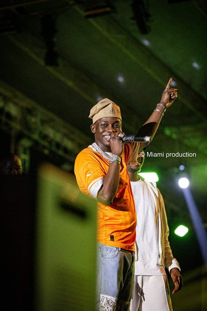 Image de Célébrités. Le récent concert de l'artiste malien Sidiki Diabaté à Abidjan a créé une tension palpable entre la Côte d'Ivoire et le Mali, alors que les Ivoiriens ne se sont pas massivement présentés pour soutenir l'artiste renommé. Cette absence de réponse de la part du public ivoirien a suscité des interrogations et a jeté une lumière crue sur les relations entre ces deux pays voisins. La déclaration de Sidiki Diabaté sur scène a ajouté une dimension complexe à la situation. En soulignant que la Côte d'Ivoire et le Mali sont "deux pays frères" et en exprimant sa gratitude envers le succès qu'il a connu en Côte d'Ivoire, l'artiste a tenté d'apaiser les tensions apparentes. Cependant, en ajoutant qu'il ne "rentre pas dans les fausses polémiques", il a implicitement reconnu l'existence de certaines dissensions. L'impact de cette situation ne se limite pas seulement au domaine artistique, mais révèle également des nuances dans les relations bilatérales entre la Côte d'Ivoire et le Mali. Les raisons derrière le manque d'enthousiasme du public ivoirien pour le concert de Sidiki Diabaté peuvent être multiples et complexes, allant des questions culturelles et politiques aux divergences économiques. Certains observateurs ont suggéré que cette réaction du public ivoirien pourrait être liée à des différends politiques récents entre les deux pays. Les tensions géopolitiques et les rivalités politiques peuvent souvent se manifester dans des domaines culturels tels que la musique, et le concert de Sidiki Diabaté pourrait être devenu involontairement un terrain où ces tensions se sont exprimées. D'autres facteurs à considérer pour expliquer ce phénomène pourraient inclure des préoccupations économiques. La Côte d'Ivoire et le Mali ont des réalités économiques différentes, et les citoyens ivoiriens peuvent être moins enclins à participer à des événements culturels impliquant des artistes d'autres pays lorsque des problèmes économiques préoccupent la population. En outre, les différences culturelles entre les deux nations pourraient jouer un rôle dans la réception du concert. Les préférences musicales, les sensibilités culturelles et même les attentes du public peuvent varier considérablement d'un pays à l'autre. Le manque d'engouement des Ivoiriens pour le concert de Sidiki Diabaté pourrait également refléter des différences culturelles qui méritent d'être explorées plus en profondeur. Cette situation souligne également l'importance des relations culturelles dans la diplomatie internationale. Les événements culturels, tels que des concerts internationaux, peuvent servir de baromètre pour évaluer l'état des relations entre les nations. Dans ce cas, le concert de Sidiki Diabaté agit comme un révélateur des dynamiques sous-jacentes entre la Côte d'Ivoire et le Mali. Pour résoudre ces tensions, il pourrait être nécessaire d'engager un dialogue ouvert et constructif entre les deux pays. Comprendre les préoccupations et les perceptions de chaque nation pourrait contribuer à apaiser les tensions et renforcer les liens culturels. Les initiatives diplomatiques visant à promouvoir la compréhension mutuelle et à encourager les échanges culturels pourraient jouer un rôle crucial dans la résolution de cette situation délicate. En conclusion, le faible taux de participation des Ivoiriens au concert de Sidiki Diabaté à Abidjan a dévoilé des tensions sous-jacentes entre la Côte d'Ivoire et le Mali. Les raisons de cette absence de réaction du public peuvent être multiples, allant des considérations politiques et économiques aux différences culturelles. Pour surmonter ces tensions, un dialogue ouvert et une promotion continue des échanges culturels pourraient être essentiels pour renforcer les relations entre ces deux pays fraternels.