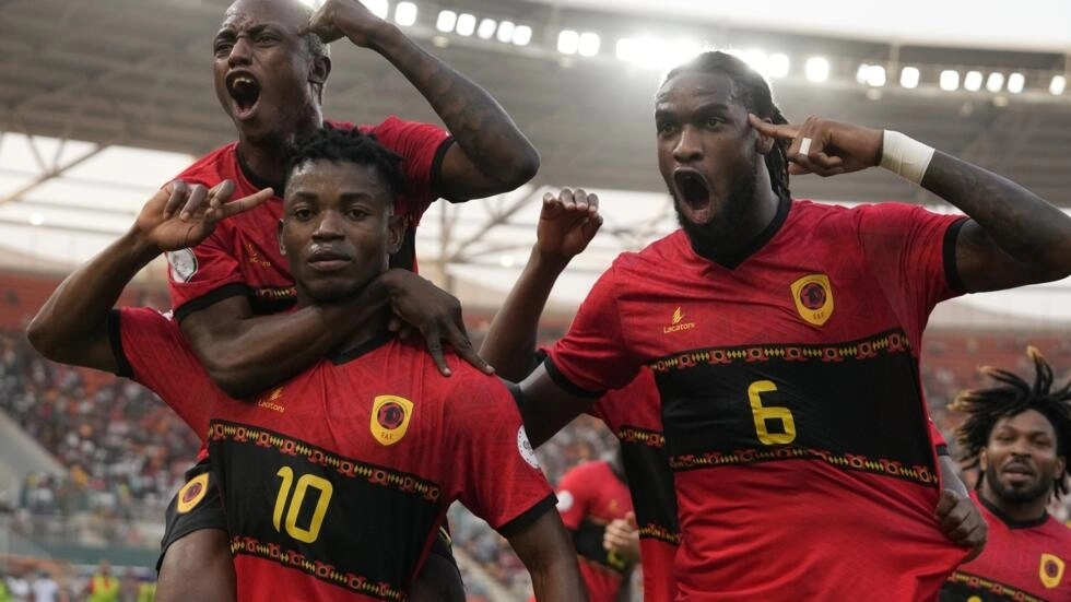 Image de Football. L'Angola, malgré un début de match compliqué avec l'expulsion de son gardien, a réussi à surmonter l'adversité pour s'imposer avec brio (3-0) face à la Namibie en huitième de finale de la Coupe d’Afrique des Nations 2024. Ce succès marque le retour des Palancas Negras en quarts de finale, une étape qu'ils n'avaient plus atteinte depuis 2010. La rencontre, qui s’est déroulée à Bouaké, a vu les Angolais faire preuve de résilience et d'efficacité. Malgré l'expulsion de leur gardien Neblu dans les premières minutes, l'équipe dirigée par Pedro Gonçalves a su garder son calme et imposer son jeu. Gelson Dala, auteur d'un doublé, a été l'un des grands artisans de cette victoire, démontrant l'étendue de son talent et de sa capacité à évoluer sous pression. La Namibie, quant à elle, a manqué d'efficacité malgré une supériorité numérique temporaire. Leur incapacité à concrétiser les occasions s'est avérée coûteuse, surtout après l'expulsion de Lubeni Haukongo qui a rétabli l'équilibre numérique sur le terrain. Les Brave Warriors, malgré un parcours honorable, ont dû s'incliner face à une équipe angolaise plus expérimentée et tactiquement mieux préparée. Ce succès de l'Angola soulève plusieurs points importants. Tout d'abord, l'importance de la préparation mentale et de la résilience dans des tournois majeurs comme la CAN. L'expulsion précoce aurait pu désorganiser l'équipe, mais les Angolais ont montré une grande maturité en restant concentrés sur leur plan de jeu. Ensuite, la performance de Gelson Dala souligne l'importance des joueurs clés dans de telles compétitions. Sa capacité à se démarquer dans des moments cruciaux a été un facteur déterminant dans le résultat du match. Cela illustre bien comment un joueur peut influencer le cours d'une rencontre et pourquoi les entraîneurs comptent tant sur leurs stars. Le parcours de la Namibie dans ce tournoi soulève également des questions sur la gestion des moments clés dans les matchs à enjeux élevés. Leur manque d'expérience à ce niveau semble avoir joué un rôle dans leur incapacité à capitaliser sur leur avantage numérique. Cela pourrait inciter à une réflexion sur la préparation et la stratégie à adopter dans de telles situations. Pour l'Angola, atteindre les quarts de finale est un accomplissement significatif, égalant leurs meilleures performances dans la compétition. Cela montre une progression constante du football dans le pays et peut servir de catalyseur pour un investissement accru et un intérêt renouvelé pour le sport au niveau national. Alors que l'Angola se prépare pour son prochain défi en quarts de finale, la question de la continuité de leur performance se pose. Peuvent-ils maintenir cette dynamique et aller encore plus loin dans le tournoi ? Leur victoire contre la Namibie a prouvé qu'ils ne sont pas à sous-estimer, mais les défis à venir seront encore plus grands. En conclusion, la victoire de l'Angola contre la Namibie en huitième de finale de la CAN 2024 est le résultat d'une combinaison de résilience, de tactique efficace, et de performances individuelles remarquables. Cette victoire représente non seulement un succès sportif mais aussi un signe de progrès pour le football angolais. Avec les quarts de finale à l'horizon, il sera intéressant de voir jusqu'où les Palancas Negras peuvent aller dans cette compétition. Dans ce contexte, une question ouverte se pose : Comment les succès d'équipes comme l'Angola dans des tournois majeurs peuvent-ils influencer le développement du football dans des pays moins dominants sur la scène internationale ?