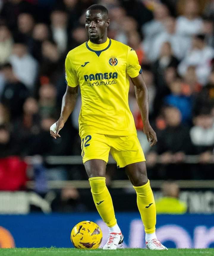 Image de Football. Le récent match de la Liga opposant le FC Barcelone à Villarreal a été marqué par un incident majeur lorsque le défenseur Eric Bailly a inscrit un but contre son camp. Ce moment malheureux aurait pu avoir des conséquences désastreuses pour son équipe, Villarreal, mais heureusement, cela n'a pas empêché l'équipe de remporter le match avec un score final de 5-3. Malgré la victoire de Villarreal, l'erreur défensive d'Eric Bailly a mis en lumière les difficultés auxquelles il fait face sur le plan personnel. Cette bévue est survenue dans un contexte où le joueur ivoirien a déjà perdu la faveur de la sélection nationale depuis quelque temps. Sa non-sélection pour la Coupe d'Afrique des Nations (CAN) 2023, qui se déroule actuellement en Côte d'Ivoire, en est la preuve la plus récente. L'absence d'Eric Bailly à la CAN 2023 soulève des questions quant à son avenir en équipe nationale et à sa performance générale. Les supporters et les observateurs du football se demandent si cette exclusion est le résultat de ses performances en dents de scie sur le terrain ou s'il y a d'autres facteurs en jeu. Certains s'interrogent sur la relation entre le joueur et l'entraîneur de l'équipe nationale, tandis que d'autres spéculent sur des problèmes de discipline ou des blessures non divulguées. Eric Bailly, qui a commencé sa carrière à l'Espanyol Barcelone avant de rejoindre Manchester United en 2016, a connu des hauts et des bas tout au long de sa carrière. Sa force physique, sa rapidité et sa capacité à intervenir dans les duels aériens en ont fait un défenseur redouté dans le passé. Cependant, des erreurs coûteuses et des périodes de méforme ont parfois entaché son parcours professionnel. La décision de ne pas inclure Bailly dans l'effectif de la CAN 2023 peut également avoir des répercussions sur sa carrière en club. Les joueurs aspirent souvent à représenter leur pays dans des tournois internationaux, et l'absence à un événement aussi prestigieux que la CAN peut influencer la manière dont les clubs le perçoivent. Les équipes peuvent être réticentes à recruter un joueur qui ne fait pas partie de l'équipe nationale, surtout s'il s'agit d'un tournoi aussi important que la CAN. Du côté de Villarreal, la réaction de l'équipe et de l'entraîneur à l'égard d'Eric Bailly après son but contre son camp sera également cruciale. La façon dont le joueur gère cette situation délicate et la manière dont l'équipe le soutient pourraient avoir un impact sur sa confiance et sa performance future. Les coéquipiers et le staff technique devront travailler ensemble pour s'assurer que cet incident ne laisse pas de cicatrices durables dans l'esprit du joueur. En fin de compte, le destin d'Eric Bailly sur le plan international et en club reste incertain. Sa carrière a été marquée par des moments de gloire et des défis, et l'incident récent lors du match contre le FC Barcelone ajoute une nouvelle dimension à son parcours. Les prochaines semaines et mois seront cruciaux pour voir comment il rebondit de cette situation et s'il peut regagner la confiance de la sélection ivoirienne ainsi que celle de son club.