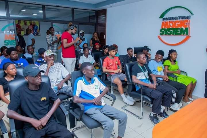 Image de Football. Aujourd'hui, A'SALFO, artiste engagé et philanthrope reconnu, a ouvert ses portes aux jeunes ramasseurs de ballons provenant de divers pays africains, soigneusement sélectionnés par TotalEnergies. Cette rencontre symbolise bien plus qu'une simple opportunité de participer aux grandes compétitions ; elle incarne l'espoir, l'inclusion et l'aspiration à un avenir meilleur pour ces jeunes talents issus de milieux divers. L'initiative de TotalEnergies de rassembler ces jeunes ramasseurs de ballons ne se limite pas à l'aspect sportif, mais s'étend également à l'idée de créer des ponts entre les communautés, de favoriser l'échange culturel et de promouvoir le talent brut qui existe au sein du continent africain. En permettant à ces jeunes de participer à des compétitions de renom, TotalEnergies et A'SALFO contribuent activement à l'émergence d'une nouvelle génération d'athlètes et à la mise en lumière des talents méconnus. A'SALFO, en tant que figure emblématique de l'industrie du divertissement et fervent défenseur du potentiel africain, a accueilli ces jeunes avec enthousiasme. Sa présence à cet événement ne se limite pas à une simple participation, mais reflète son engagement profond envers le développement des jeunes talents sur le continent. Il a partagé des moments inspirants avec les participants, les encourageant à poursuivre leurs rêves avec détermination et passion. La journée a été marquée par des échanges culturels riches et diversifiés. Les jeunes ramasseurs de ballons ont pu partager leurs expériences et leurs histoires, créant ainsi des liens au-delà des frontières nationales. Ces moments d'interaction ont renforcé l'idée que le sport peut servir de catalyseur pour le rapprochement entre les communautés et la promotion de la compréhension mutuelle. La participation à des compétitions majeures est souvent le rêve ultime pour de nombreux jeunes athlètes. TotalEnergies, en collaboration avec A'SALFO, fait de ce rêve une réalité pour ces ramasseurs de ballons talentueux. En leur offrant la chance de participer à des événements d'envergure internationale, ces jeunes acquièrent non seulement une expérience inestimable, mais ils deviennent également des ambassadeurs de l'esprit sportif et de l'unité continentale. Au-delà des compétitions elles-mêmes, cette initiative a des implications profondes sur le développement du sport en Afrique. Elle met en lumière la nécessité d'investir dans les infrastructures sportives, de soutenir les programmes de jeunesse et d'encourager l'éducation physique dans les écoles. En inspirant la jeunesse à travers ces événements, TotalEnergies et A'SALFO contribuent à forger un avenir où le sport devient un levier puissant pour le progrès social. Les jeunes ramasseurs de ballons, en participant à ces compétitions, ne sont pas seulement des spectateurs passifs, mais des acteurs essentiels du processus. Leur présence sur le terrain, leur énergie et leur dévouement ajoutent une dimension humaine à ces événements, rappelant à tous que derrière chaque compétition se trouvent des individus motivés par la passion et la détermination. En conclusion, la journée où A'SALFO a reçu les jeunes ramasseurs de ballons sélectionnés par TotalEnergies s'est révélée bien plus qu'une simple opportunité sportive. C'était une célébration de l'unité, de la diversité et de l'espoir pour un avenir meilleur. TotalEnergies et A'SALFO ont ouvert la voie à une ère où le sport devient un catalyseur pour le changement positif en Afrique, en inspirant la jeunesse et en promouvant des valeurs essentielles telles que l'inclusion, la persévérance et l'excellence. Cette initiative restera gravée dans les mémoires comme un exemple de la façon dont le pouvoir du sport peut transcender les frontières, créer des opportunités et unir les gens autour d'un objectif commun.