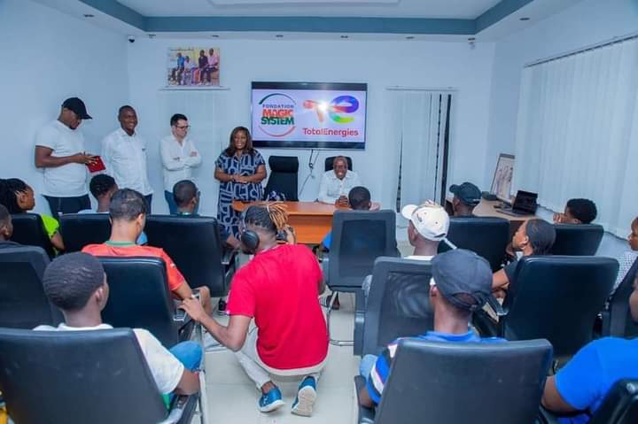 Deuxième Image de Football. Aujourd'hui, A'SALFO, artiste engagé et philanthrope reconnu, a ouvert ses portes aux jeunes ramasseurs de ballons provenant de divers pays africains, soigneusement sélectionnés par TotalEnergies. Cette rencontre symbolise bien plus qu'une simple opportunité de participer aux grandes compétitions ; elle incarne l'espoir, l'inclusion et l'aspiration à un avenir meilleur pour ces jeunes talents issus de milieux divers. L'initiative de TotalEnergies de rassembler ces jeunes ramasseurs de ballons ne se limite pas à l'aspect sportif, mais s'étend également à l'idée de créer des ponts entre les communautés, de favoriser l'échange culturel et de promouvoir le talent brut qui existe au sein du continent africain. En permettant à ces jeunes de participer à des compétitions de renom, TotalEnergies et A'SALFO contribuent activement à l'émergence d'une nouvelle génération d'athlètes et à la mise en lumière des talents méconnus. A'SALFO, en tant que figure emblématique de l'industrie du divertissement et fervent défenseur du potentiel africain, a accueilli ces jeunes avec enthousiasme. Sa présence à cet événement ne se limite pas à une simple participation, mais reflète son engagement profond envers le développement des jeunes talents sur le continent. Il a partagé des moments inspirants avec les participants, les encourageant à poursuivre leurs rêves avec détermination et passion. La journée a été marquée par des échanges culturels riches et diversifiés. Les jeunes ramasseurs de ballons ont pu partager leurs expériences et leurs histoires, créant ainsi des liens au-delà des frontières nationales. Ces moments d'interaction ont renforcé l'idée que le sport peut servir de catalyseur pour le rapprochement entre les communautés et la promotion de la compréhension mutuelle. La participation à des compétitions majeures est souvent le rêve ultime pour de nombreux jeunes athlètes. TotalEnergies, en collaboration avec A'SALFO, fait de ce rêve une réalité pour ces ramasseurs de ballons talentueux. En leur offrant la chance de participer à des événements d'envergure internationale, ces jeunes acquièrent non seulement une expérience inestimable, mais ils deviennent également des ambassadeurs de l'esprit sportif et de l'unité continentale. Au-delà des compétitions elles-mêmes, cette initiative a des implications profondes sur le développement du sport en Afrique. Elle met en lumière la nécessité d'investir dans les infrastructures sportives, de soutenir les programmes de jeunesse et d'encourager l'éducation physique dans les écoles. En inspirant la jeunesse à travers ces événements, TotalEnergies et A'SALFO contribuent à forger un avenir où le sport devient un levier puissant pour le progrès social. Les jeunes ramasseurs de ballons, en participant à ces compétitions, ne sont pas seulement des spectateurs passifs, mais des acteurs essentiels du processus. Leur présence sur le terrain, leur énergie et leur dévouement ajoutent une dimension humaine à ces événements, rappelant à tous que derrière chaque compétition se trouvent des individus motivés par la passion et la détermination. En conclusion, la journée où A'SALFO a reçu les jeunes ramasseurs de ballons sélectionnés par TotalEnergies s'est révélée bien plus qu'une simple opportunité sportive. C'était une célébration de l'unité, de la diversité et de l'espoir pour un avenir meilleur. TotalEnergies et A'SALFO ont ouvert la voie à une ère où le sport devient un catalyseur pour le changement positif en Afrique, en inspirant la jeunesse et en promouvant des valeurs essentielles telles que l'inclusion, la persévérance et l'excellence. Cette initiative restera gravée dans les mémoires comme un exemple de la façon dont le pouvoir du sport peut transcender les frontières, créer des opportunités et unir les gens autour d'un objectif commun.