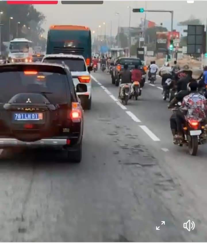 Image de Football. Les Éléphants de Côte-d'Ivoire ont récemment suscité un vif enthousiasme alors qu'ils ont fait leur entrée à Yamoussoukro en préparation de leur match contre le Sénégal prévu ce lundi. Cette équipe nationale, fierté de tout un pays, est non seulement une force redoutable sur le terrain de football, mais elle incarne également l'unité et la passion sportive qui transcendent les frontières. L'arrivée des joueurs a été marquée par une atmosphère électrique, les habitants de Yamoussoukro se rassemblant pour accueillir chaleureusement leurs héros sportifs. Des drapeaux tricolores flottaient fièrement dans l'air, tandis que des chants et des cris de soutien résonnaient dans toute la ville. La fierté nationale était palpable alors que les Éléphants de Côte-d'Ivoire, symboles d'une nation unie, étaient accueillis avec une ferveur indescriptible. Les rues de Yamoussoukro étaient bordées de supporters passionnés, jeunes et vieux, tous unis par l'amour du football et la dévotion envers leur équipe nationale. Les visages étaient ornés de peintures aux couleurs nationales, créant un tableau vivant de l'esprit de camaraderie qui anime le peuple ivoirien. Les enfants, portant avec fierté les maillots de leurs joueurs préférés, couraient joyeusement le long des rues, créant une scène animée et vibrante. Les Éléphants eux-mêmes semblaient touchés par l'accueil chaleureux qui leur était réservé. Avec des sourires éclatants, ils saluaient la foule reconnaissante depuis leur bus, témoignant de la connexion profonde qui existe entre les joueurs et leurs supporters. Certains prenaient même le temps de signer des autographes et de poser pour des photos, créant ainsi des moments inoubliables pour les fans qui les admirent tant. L'impact de la présence des Éléphants va au-delà du simple aspect sportif. C'est un moment où la nation tout entière se rassemble, mettant de côté les différences pour célébrer une passion commune. Le football, souvent décrit comme le langage universel, agit ici comme un catalyseur qui transcende les barrières culturelles et crée un sentiment d'unité au sein de la diversité ivoirienne. La rencontre à venir contre le Sénégal est plus qu'un simple match. C'est un événement qui symbolise la compétition, le dépassement de soi et la poursuite de l'excellence. Les supporters se préparent à vivre chaque moment avec intensité, chacun espérant que les Éléphants triompheront sur le terrain, portant ainsi les espoirs et les rêves de toute une nation. Le stade qui accueillera le match est déjà en effervescence, prêt à vibrer au rythme des exploits sportifs qui s'y dérouleront. Les couleurs nationales dominent, créant une mer de fervents partisans unis dans le but de soutenir leur équipe. Les chants et les encouragements résonneront dans tout le stade, créant une ambiance électrique propice à des performances exceptionnelles. Au-delà de la compétition, l'événement offre également une occasion unique de mettre en lumière la richesse culturelle de la Côte-d'Ivoire. Des performances artistiques traditionnelles sont prévues pour divertir la foule, offrant un équilibre harmonieux entre la tradition et la modernité. C'est une célébration complète de l'identité nationale, où le sport et la culture se fondent pour créer une expérience mémorable. En conclusion, l'arrivée des Éléphants de Côte-d'Ivoire à Yamoussoukro pour leur rencontre avec le Sénégal n'est pas simplement un événement sportif. C'est un moment de communion nationale, où la passion pour le football unit les gens au-delà des clivages. Les joueurs, les supporters et la communauté dans son ensemble participent à une célébration vibrante de l'identité ivoirienne, créant des souvenirs qui resteront gravés dans les cœurs bien après le coup de sifflet final.