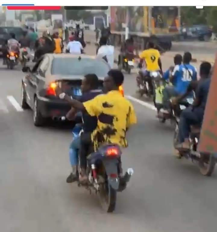 Deuxième Image de Football. Les Éléphants de Côte-d'Ivoire ont récemment suscité un vif enthousiasme alors qu'ils ont fait leur entrée à Yamoussoukro en préparation de leur match contre le Sénégal prévu ce lundi. Cette équipe nationale, fierté de tout un pays, est non seulement une force redoutable sur le terrain de football, mais elle incarne également l'unité et la passion sportive qui transcendent les frontières. L'arrivée des joueurs a été marquée par une atmosphère électrique, les habitants de Yamoussoukro se rassemblant pour accueillir chaleureusement leurs héros sportifs. Des drapeaux tricolores flottaient fièrement dans l'air, tandis que des chants et des cris de soutien résonnaient dans toute la ville. La fierté nationale était palpable alors que les Éléphants de Côte-d'Ivoire, symboles d'une nation unie, étaient accueillis avec une ferveur indescriptible. Les rues de Yamoussoukro étaient bordées de supporters passionnés, jeunes et vieux, tous unis par l'amour du football et la dévotion envers leur équipe nationale. Les visages étaient ornés de peintures aux couleurs nationales, créant un tableau vivant de l'esprit de camaraderie qui anime le peuple ivoirien. Les enfants, portant avec fierté les maillots de leurs joueurs préférés, couraient joyeusement le long des rues, créant une scène animée et vibrante. Les Éléphants eux-mêmes semblaient touchés par l'accueil chaleureux qui leur était réservé. Avec des sourires éclatants, ils saluaient la foule reconnaissante depuis leur bus, témoignant de la connexion profonde qui existe entre les joueurs et leurs supporters. Certains prenaient même le temps de signer des autographes et de poser pour des photos, créant ainsi des moments inoubliables pour les fans qui les admirent tant. L'impact de la présence des Éléphants va au-delà du simple aspect sportif. C'est un moment où la nation tout entière se rassemble, mettant de côté les différences pour célébrer une passion commune. Le football, souvent décrit comme le langage universel, agit ici comme un catalyseur qui transcende les barrières culturelles et crée un sentiment d'unité au sein de la diversité ivoirienne. La rencontre à venir contre le Sénégal est plus qu'un simple match. C'est un événement qui symbolise la compétition, le dépassement de soi et la poursuite de l'excellence. Les supporters se préparent à vivre chaque moment avec intensité, chacun espérant que les Éléphants triompheront sur le terrain, portant ainsi les espoirs et les rêves de toute une nation. Le stade qui accueillera le match est déjà en effervescence, prêt à vibrer au rythme des exploits sportifs qui s'y dérouleront. Les couleurs nationales dominent, créant une mer de fervents partisans unis dans le but de soutenir leur équipe. Les chants et les encouragements résonneront dans tout le stade, créant une ambiance électrique propice à des performances exceptionnelles. Au-delà de la compétition, l'événement offre également une occasion unique de mettre en lumière la richesse culturelle de la Côte-d'Ivoire. Des performances artistiques traditionnelles sont prévues pour divertir la foule, offrant un équilibre harmonieux entre la tradition et la modernité. C'est une célébration complète de l'identité nationale, où le sport et la culture se fondent pour créer une expérience mémorable. En conclusion, l'arrivée des Éléphants de Côte-d'Ivoire à Yamoussoukro pour leur rencontre avec le Sénégal n'est pas simplement un événement sportif. C'est un moment de communion nationale, où la passion pour le football unit les gens au-delà des clivages. Les joueurs, les supporters et la communauté dans son ensemble participent à une célébration vibrante de l'identité ivoirienne, créant des souvenirs qui resteront gravés dans les cœurs bien après le coup de sifflet final.