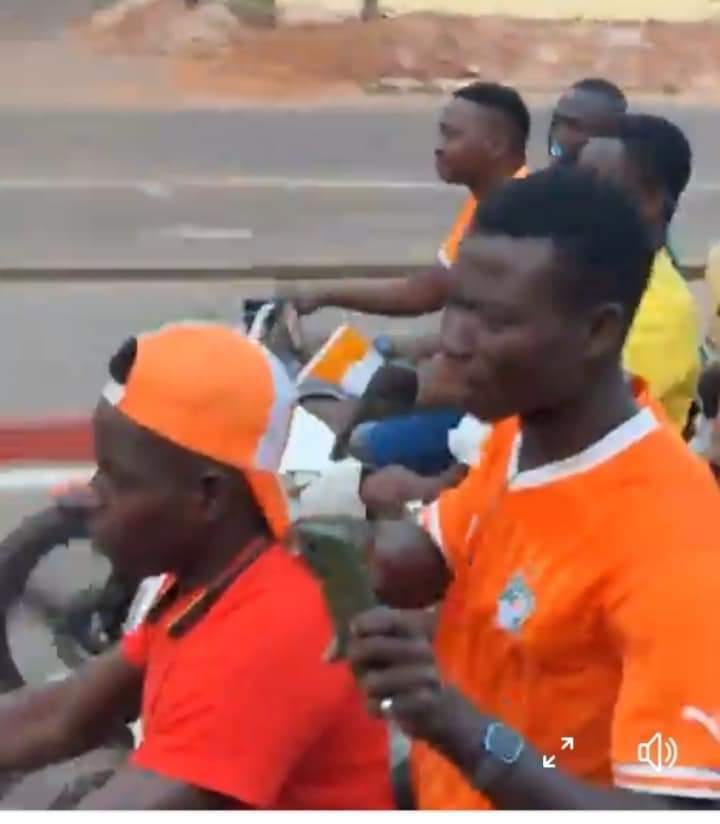 Troisième Image de Football. Les Éléphants de Côte-d'Ivoire ont récemment suscité un vif enthousiasme alors qu'ils ont fait leur entrée à Yamoussoukro en préparation de leur match contre le Sénégal prévu ce lundi. Cette équipe nationale, fierté de tout un pays, est non seulement une force redoutable sur le terrain de football, mais elle incarne également l'unité et la passion sportive qui transcendent les frontières. L'arrivée des joueurs a été marquée par une atmosphère électrique, les habitants de Yamoussoukro se rassemblant pour accueillir chaleureusement leurs héros sportifs. Des drapeaux tricolores flottaient fièrement dans l'air, tandis que des chants et des cris de soutien résonnaient dans toute la ville. La fierté nationale était palpable alors que les Éléphants de Côte-d'Ivoire, symboles d'une nation unie, étaient accueillis avec une ferveur indescriptible. Les rues de Yamoussoukro étaient bordées de supporters passionnés, jeunes et vieux, tous unis par l'amour du football et la dévotion envers leur équipe nationale. Les visages étaient ornés de peintures aux couleurs nationales, créant un tableau vivant de l'esprit de camaraderie qui anime le peuple ivoirien. Les enfants, portant avec fierté les maillots de leurs joueurs préférés, couraient joyeusement le long des rues, créant une scène animée et vibrante. Les Éléphants eux-mêmes semblaient touchés par l'accueil chaleureux qui leur était réservé. Avec des sourires éclatants, ils saluaient la foule reconnaissante depuis leur bus, témoignant de la connexion profonde qui existe entre les joueurs et leurs supporters. Certains prenaient même le temps de signer des autographes et de poser pour des photos, créant ainsi des moments inoubliables pour les fans qui les admirent tant. L'impact de la présence des Éléphants va au-delà du simple aspect sportif. C'est un moment où la nation tout entière se rassemble, mettant de côté les différences pour célébrer une passion commune. Le football, souvent décrit comme le langage universel, agit ici comme un catalyseur qui transcende les barrières culturelles et crée un sentiment d'unité au sein de la diversité ivoirienne. La rencontre à venir contre le Sénégal est plus qu'un simple match. C'est un événement qui symbolise la compétition, le dépassement de soi et la poursuite de l'excellence. Les supporters se préparent à vivre chaque moment avec intensité, chacun espérant que les Éléphants triompheront sur le terrain, portant ainsi les espoirs et les rêves de toute une nation. Le stade qui accueillera le match est déjà en effervescence, prêt à vibrer au rythme des exploits sportifs qui s'y dérouleront. Les couleurs nationales dominent, créant une mer de fervents partisans unis dans le but de soutenir leur équipe. Les chants et les encouragements résonneront dans tout le stade, créant une ambiance électrique propice à des performances exceptionnelles. Au-delà de la compétition, l'événement offre également une occasion unique de mettre en lumière la richesse culturelle de la Côte-d'Ivoire. Des performances artistiques traditionnelles sont prévues pour divertir la foule, offrant un équilibre harmonieux entre la tradition et la modernité. C'est une célébration complète de l'identité nationale, où le sport et la culture se fondent pour créer une expérience mémorable. En conclusion, l'arrivée des Éléphants de Côte-d'Ivoire à Yamoussoukro pour leur rencontre avec le Sénégal n'est pas simplement un événement sportif. C'est un moment de communion nationale, où la passion pour le football unit les gens au-delà des clivages. Les joueurs, les supporters et la communauté dans son ensemble participent à une célébration vibrante de l'identité ivoirienne, créant des souvenirs qui resteront gravés dans les cœurs bien après le coup de sifflet final.