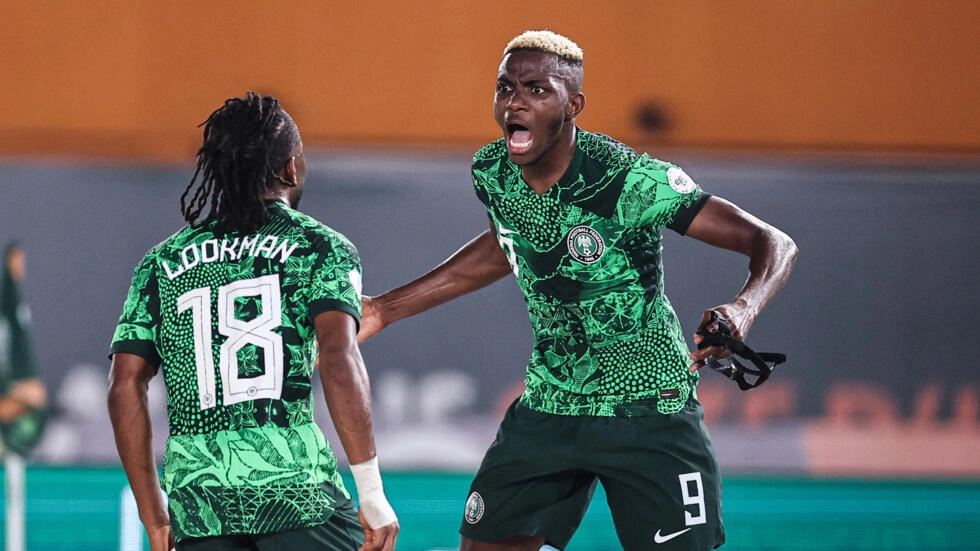 Image de Football. Le match entre le Nigeria et le Cameroun lors de cette édition de la Coupe d'Afrique des Nations (CAN) 2024 est un nouveau chapitre dans une histoire footballistique riche en émotions et en rivalités. Le stade Félix Houphouët-Boigny d'Abidjan, véritable écrin du football africain, a été le théâtre de cette confrontation palpitante, où les Super Eagles du Nigeria ont brillé, en s'imposant 2-0 face aux Lions indomptables du Cameroun, dans un match à la hauteur des attentes. Ce duel, qui s'est déroulé le 27 janvier 2024, a vu le Nigeria prendre le dessus sur une équipe camerounaise pourtant combative mais moins efficace. Les Super Eagles, menés par des joueurs comme Ademola Lookman et Victor Osimhen, ont fait preuve d'une grande maîtrise technique et tactique. Le premier but, œuvre de Lookman, a mis en lumière la rapidité et la précision des attaquants nigérians. La rivalité entre le Nigeria et le Cameroun dans le football africain n'est pas nouvelle. Ces deux équipes se sont affrontées à plusieurs reprises dans le passé, notamment lors de finales mémorables de la CAN. Cette confrontation, au-delà du simple match de football, est le reflet de deux styles, de deux écoles de football qui ont chacune marqué l'histoire du continent. Les Super Eagles, connus pour leur jeu rapide et offensif, ont toujours été une équipe redoutée dans les compétitions africaines et internationales. Leur capacité à se projeter rapidement vers l'avant et à utiliser la vitesse de leurs attaquants est un élément clé de leur succès. Victor Osimhen, en particulier, a démontré lors de ce match pourquoi il est considéré comme l'un des attaquants les plus prometteurs de sa génération. Sa vitesse, son agilité et sa finition sont des atouts précieux pour le Nigeria. D'autre part, les Lions indomptables du Cameroun, avec leur style physique et engagé, ont toujours été une équipe difficile à battre. Leur approche du jeu, basée sur la force physique et la cohésion de groupe, a souvent porté ses fruits, notamment lors des confrontations passées contre le Nigeria. Cependant, lors de ce match, malgré une possession de balle légèrement supérieure et quelques occasions, ils n'ont pas réussi à concrétiser leurs efforts. Le rôle de la technologie, et notamment de l'assistance vidéo à l'arbitrage (VAR), a également été un point marquant de ce match. L'annulation du premier but nigérian pour hors-jeu montre comment la technologie peut influencer le cours d'un match et soulève des questions sur son impact sur le jeu. Au-delà de cette confrontation, cette édition de la CAN 2024 est le reflet de l'évolution du football africain. Les performances des équipes telles que le Nigeria et le Cameroun illustrent la montée en puissance du continent sur la scène footballistique mondiale. Avec des joueurs de plus en plus présents dans les grands clubs européens, le football africain ne cesse de gagner en visibilité et en compétitivité. La CAN, au-delà d'être une compétition, est une célébration du football africain, avec toutes ses particularités et sa richesse. Elle permet de mettre en lumière des talents souvent méconnus et de révéler de nouvelles stars du ballon rond. Chaque édition est une occasion pour les nations de montrer leur progression et pour les joueurs de se révéler au monde. Le parcours du Nigeria dans ce tournoi, et notamment ce match contre le Cameroun, soulève plusieurs questions. Comment cette équipe, avec son mélange de jeunes talents et de joueurs expérimentés, va-t-elle évoluer dans les prochaines années ? Quel impact cette génération aura-t-elle sur le football africain et mondial ? Et enfin, quelle sera la prochaine étape pour les Lions indomptables, qui doivent rebondir après cette défaite ? Alors que le Nigeria célèbre sa victoire et sa qualification pour les quarts de finale, le Cameroun doit se reconstruire et tirer les leçons de cette élimination. Le football, dans sa beauté et sa cruauté, offre toujours une chance de revanche. Quelles leçons le Cameroun tirera-t-il de cette défaite, et comment se préparera-t-il pour les prochaines échéances internationales ?