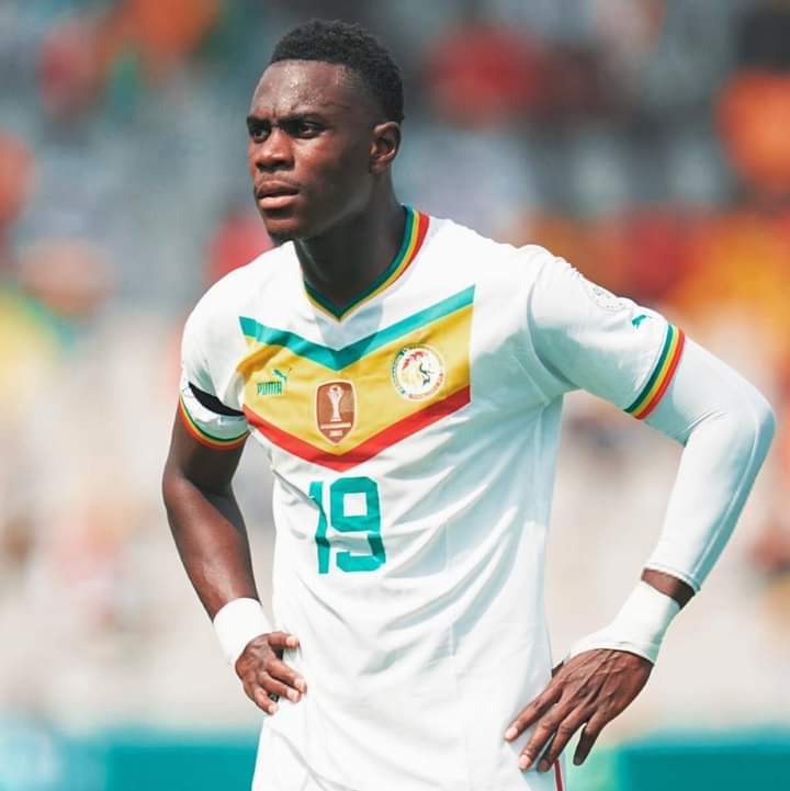 Deuxième Image de Football. Moussa Niakhaté, le talentueux défenseur sénégalais, s'est exprimé avec confiance lors de la conférence d'avant-match en vue du grand rendez-vous de la CAN 2023. Dans ses propos, il a souligné la préparation de l'équipe du Sénégal à affronter ce type de match crucial. La déclaration de Niakhaté met en lumière la mentalité offensive de son équipe, en mettant l'accent sur l'objectif de marquer un but de plus que l'adversaire. Le joueur a également mis en avant la stratégie de son équipe, montrant clairement que l'équipe sénégalaise aborde le match avec une vision offensive plutôt que de se concentrer sur l'hostilité. Cela suggère une approche positive et ambitieuse, mettant en avant la détermination de l'équipe à atteindre ses objectifs. Niakhaté semble incarner cette mentalité combatante, prête à relever le défi avec détermination. Lorsqu'il aborde la question des coéquipiers ivoiriens de son club, à savoir Sangaré, Boly et Aurier, Niakhaté révèle une rivalité amicale au sein du groupe. Le fait qu'il n'ait pas discuté avec eux avant le match montre la concentration de chaque joueur sur son propre rôle et sa préparation individuelle. Cependant, l'allusion à leur possible retour prématuré à Nottingham ajoute une dimension intrigante à la compétition, soulignant la nature impitoyable du sport professionnel. Cette déclaration de Niakhaté offre un aperçu du monde du football au plus haut niveau, où l'intensité de la compétition se mêle à des relations amicales forgées en dehors du terrain. L'idée que l'un ou l'autre des joueurs ivoiriens rentrera prématurément à Nottingham crée une tension supplémentaire, mettant en évidence l'enjeu élevé de la compétition continentale. Le contexte de la CAN 2023, organisée en Côte d'Ivoire, ajoute une dimension particulière à cette déclaration. Les équipes sont non seulement engagées dans une bataille sportive, mais elles le font également sur le sol africain, renforçant ainsi le sentiment de fierté et de représentation nationale. Les supporters sénégalais et ivoiriens attendent avec impatience cette confrontation, créant une atmosphère électrique autour du match. La confiance affichée par Moussa Niakhaté suggère que l'équipe du Sénégal aborde la CAN 2023 avec une mentalité gagnante. La volonté de marquer un but de plus que l'adversaire témoigne de la détermination de l'équipe à exceller et à atteindre les sommets de la compétition. Cette attitude audacieuse peut inspirer les coéquipiers et galvaniser les supporters, créant ainsi une dynamique positive pour le Sénégal tout au long du tournoi. En conclusion, la déclaration de Moussa Niakhaté lors de la conférence d'avant-match pour la CAN 2023 révèle une approche ambitieuse et déterminée de la part de l'équipe du Sénégal. Son discours met en avant la volonté de surmonter les défis, tout en soulignant l'importance de la rivalité amicale avec les coéquipiers de son club. Cette déclaration ajoute une couche narrative intrigante à l'atmosphère déjà chargée de la compétition, captivant l'attention des amateurs de football à travers le continent.