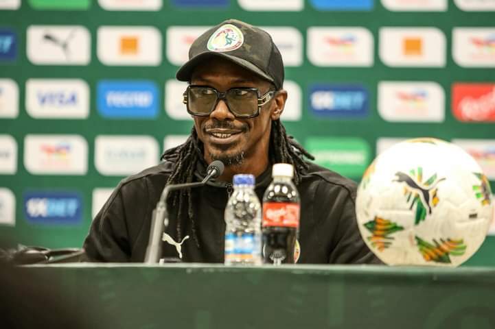 Image de Football. Avant le très attendu affrontement entre le Sénégal et la Côte d'Ivoire lors de la CAN 2023, l'entraîneur sénégalais, Aliou Cissé, a exprimé sa confiance et sa détermination. Dans ses déclarations, il a souligné la relation fraternelle entre les deux nations, évoquant une dette symbolique remontant à 1992, qu'il espère voir honorée par la Côte d'Ivoire. Malgré les défis rencontrés par la Côte d'Ivoire au cours de la phase de groupes, avec des défaites contre le Nigéria et la Guinée équatoriale, Aliou Cissé insiste sur le fait que ces résultats passés ne seront pas déterminants. Il souligne que la compétition commence réellement avec les éliminatoires, et le Sénégal est prêt à affronter la Côte d'Ivoire avec une préparation minutieuse pour gagner ce match crucial. Reconnaissant la qualité de l'équipe ivoirienne, Cissé met en avant les individualités remarquables et le potentiel offensif de la Côte d'Ivoire. Il insiste sur le respect envers l'adversaire tout en affirmant la volonté du Sénégal de montrer son meilleur visage sur le terrain. Il souligne également que l'objectif principal est d'obtenir la victoire dans ce match de huitièmes de finale. L'entraîneur sénégalais reste concentré sur le présent, soulignant que le passé ne peut être modifié. Il insiste sur l'importance du match à venir, où l'équipe doit se concentrer sur le moment présent et donner le meilleur d'elle-même. Cissé mentionne également des retours de blessures au sein de l'équipe, soulignant la bonne santé globale de son effectif. Dans un esprit de cohésion, Aliou Cissé partage la joie de marquer un but, soulignant que c'est une célébration collective qui renforce l'esprit d'équipe. Il exprime sa gratitude envers Dieu et souhaite la bénédiction divine pour son équipe dans ce match crucial. Se préparant à toutes les éventualités, y compris la possibilité de prolongations ou de tirs au but, Cissé souligne que l'équipe est prête à affronter n'importe quelle situation. Il souligne également la complexité du football, abordant ses différentes dimensions, qu'elles soient tactiques, spirituelles ou sociales, soulignant ainsi l'importance de chaque aspect dans la dynamique d'un match. En résumé, les déclarations d'Aliou Cissé mettent en lumière la confiance, la préparation rigoureuse et le respect envers l'adversaire, soulignant l'importance de vivre le moment présent dans cette compétition passionnante de la CAN 2023.