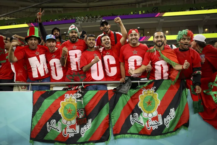 Deuxième Image de Football. Les supporters marocains démontrent une passion inébranlable pour leur équipe nationale de football, les Lions de l’Atlas, lors de la Coupe d’Afrique des Nations en Côte d’Ivoire. Parmi eux se trouve Aznzar, un fervent supporter qui a entrepris un voyage épique de 6000 kilomètres à travers cinq pays en cinq mois pour soutenir son équipe. Aznzar, un homme au van faisant face à l'océan Atlantique à San Pedro, incarne l'engagement sans faille des supporters marocains. Sa présence dans la ville suscite l'admiration et l'intérêt, attirant l'attention des habitants locaux ainsi que des supporters d'autres pays. Son voyage, tout comme celui d'autres supporters marocains, illustre leur dévouement envers leur équipe nationale. La mobilisation des supporters marocains dépasse largement le simple soutien lors des matchs. Certains ont entrepris des voyages audacieux, tels que celui à vélo ou en Renault 4L, pour atteindre San Pedro. Leur détermination à être présents pour soutenir les Lions de l’Atlas reflète l'importance du football dans la société marocaine et la solidarité entre les supporters. Pour Aznzar, ce voyage est bien plus qu'une simple démonstration d'amour pour le football. Il utilise cette expérience pour interagir avec les populations locales, distribuer des ballons et des stylos aux enfants, et promouvoir un message de solidarité africaine. Son engagement dépasse les frontières du sport, témoignant de sa conviction en la capacité de l'Afrique à se soutenir mutuellement et à développer ses talents. À travers ses voyages pour soutenir les Lions de l’Atlas, Aznzar aspire également à sensibiliser aux besoins des jeunes talents africains en matière d'infrastructures sportives et d'opportunités. Il appelle à la création d'académies de football sur le continent pour exploiter le potentiel des enfants talentueux. Son initiative reflète l'importance du sport comme outil de développement social et d'épanouissement individuel. Alors que la compétition avance, Aznzar et d'autres supporters marocains croisent les doigts pour une victoire finale des Lions de l’Atlas. Leur engagement et leur dévouement sont une source d'inspiration pour les joueurs et pour toute la nation marocaine. Leur présence en Côte d’Ivoire ne se limite pas à un simple soutien sportif, mais constitue également un témoignage de l'unité et de la solidarité qui transcendent les frontières nationales. À la lumière de cet engagement exceptionnel, une question demeure : comment les expériences des supporters comme Aznzar peuvent-elles contribuer à renforcer les liens entre les pays africains et à promouvoir le développement du sport sur le continent ?