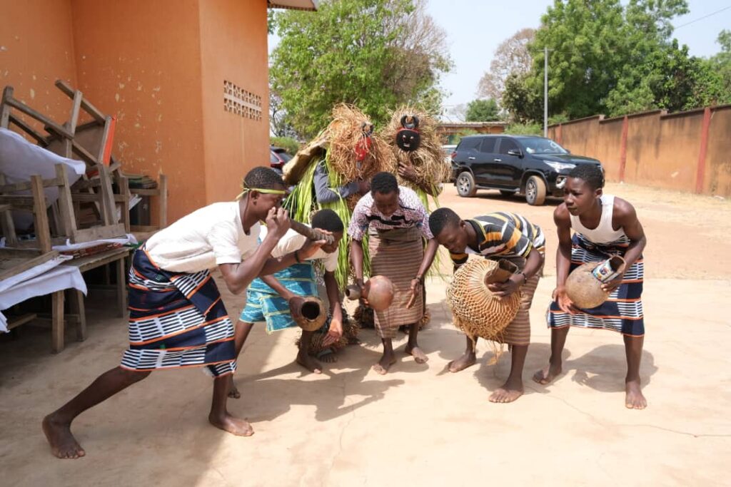 Troisième Image de Culture. Le Festival des Arts et Traditions d’Akan (FATA) représente une étape significative dans la préservation et la promotion des traditions culturelles de la Côte d’Ivoire, un pays riche en diversité ethnique et culturelle. L'initiative de ce festival à Sakassou, la ville royale et le siège du royaume Baoulé, n'est pas un hasard, mais un choix stratégique qui souligne l'importance de cet événement pour la communauté Akan et au-delà. L’importance de la préservation culturelle Dans une ère de mondialisation croissante, où les cultures et les traditions sont souvent menacées d'assimilation ou d'oubli, des événements tels que le FATA jouent un rôle crucial dans la conservation de l'identité culturelle. Les Akans, un des plus grands groupes ethniques de Côte d’Ivoire, possèdent un patrimoine riche et diversifié qui mérite d'être célébré et transmis aux générations futures. Le festival offre une plateforme non seulement pour célébrer, mais aussi pour éduquer et sensibiliser le public sur l’importance de ces traditions. Le Festival : Un Carrefour de Traditions et d’Innovations Prévu pour se dérouler du 1er au 14 juillet 2024, le FATA promet d'être un mélange exquis de traditions ancestrales et d'innovations modernes. Il s'agit d'un événement où les arts traditionnels comme la danse, la musique, l'artisanat, et les rituels seront présentés aux côtés d'éléments modernes pour créer une expérience riche et variée. Cette fusion entre l’ancien et le nouveau est essentielle pour garder les traditions vivantes et pertinentes dans un monde en constante évolution. La Collaboration Communautaire Le succès de ce festival repose sur la collaboration entre divers acteurs : les autorités traditionnelles et administratives, les artistes, les artisans, et la communauté en général. Le rôle des autorités, en particulier, est crucial dans la légitimation et la promotion de l'événement. Leur engagement renforce le lien entre le festival et la communauté, assurant ainsi une participation active et un soutien continu. Le Rôle Éducatif et Social du Festival Outre son aspect festif, le FATA est une opportunité éducative. Il offre une plateforme pour transmettre des connaissances sur l’histoire, la langue, les coutumes et les pratiques spirituelles des Akans. Ce partage de savoirs contribue à une meilleure compréhension et appréciation des richesses culturelles et favorise un sentiment de fierté et d'appartenance parmi les jeunes générations. L’Impact Économique et Touristique Le festival a également un potentiel économique considérable. Il attire des visiteurs locaux et internationaux, générant des revenus pour la communauté locale. Les artistes et les artisans ont l’occasion de présenter et de vendre leurs œuvres, ce qui stimule l’économie locale. De plus, le FATA positionne Sakassou et, par extension, la région du Gbêkê, comme des destinations touristiques majeures, valorisant ainsi le patrimoine culturel et naturel de la région. Défis et Perspectives Organiser un festival d’une telle envergure présente des défis, notamment en termes de logistique, de financement et de gestion de la diversité des attentes du public. La nécessité d'équilibrer tradition et modernité, tout en assurant la durabilité de l'événement, est un autre défi majeur. De plus, il est essentiel d'assurer que le festival reste fidèle à son objectif premier de préservation culturelle, sans se laisser submerger par des intérêts commerciaux. En conclusion, le Festival des Arts et Traditions d’Akan est un projet ambitieux et significatif qui a le potentiel de jouer un rôle crucial dans la préservation de la richesse culturelle des Akans en Côte d’Ivoire. En promouvant l'identité culturelle, en soutenant l'économie locale et en offrant une expérience éducative et divertissante, le FATA promet de devenir un événement annuel incontournable. Comment le Festival des Arts et Traditions d’Akan peut-il s'adapter et évoluer pour rester pertinent et attractif dans un monde en constante mutation, tout en préservant l'authenticité et la richesse de la culture Akan ?