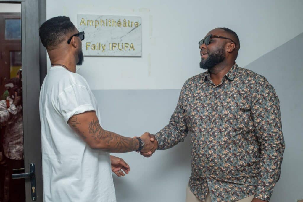 Image de Célébrités. L’initiative de nommer un amphithéâtre d'une université privée en Côte d’Ivoire en l’honneur de Fally Ipupa, illustre l'impact croissant de la culture et de l'art africains sur la société moderne. Cette reconnaissance va au-delà de la simple célébrité de l’artiste; elle souligne l’importance de la musique comme vecteur d’éducation et d'inspiration pour les jeunes générations. Fally Ipupa, originaire de la République Démocratique du Congo, a su conquérir le cœur des mélomanes partout en Afrique et notamment en Côte d'Ivoire. Sa musique, un mélange de rumba congolaise, de ndombolo, de soukous et de genres contemporains, a transcendé les frontières, lui valant une audience internationale. Son parcours est emblématique de l'esprit de persévérance et de créativité. Né dans une famille modeste à Kinshasa, Ipupa a gravi les échelons du succès grâce à son talent indéniable et son travail acharné. Sa carrière, débutant dans des groupes locaux avant de rejoindre le célèbre groupe Quartier Latin de Koffi Olomidé, est un témoignage de sa détermination. L'inauguration de l'amphithéâtre Fally Ipupa à l’Université Nord Sud Campus Lamine Diabaté de la Riviera-Bonoumin coïncide avec la présence de l'artiste en Côte d'Ivoire pour le festival Abidjan Laguna Show. Ce geste symbolique, au-delà de son aspect honorifique, est une reconnaissance de l'influence de Fally Ipupa sur la jeunesse africaine. Le choix de Fally Ipupa pour nommer un espace d'éducation illustre une tendance croissante en Afrique: la fusion entre l'éducation et les figures culturelles influentes. Ces personnalités ne sont plus seulement des divertisseurs; elles deviennent des modèles, des inspirateurs, et des vecteurs de messages sociaux et éducatifs. L'amphithéâtre Fally Ipupa est conçu pour être un lieu où les idéaux d'excellence, de persévérance et d'innovation sont cultivés. Ibrahim Fama Diabaté, directeur de l'université et figure reconnue dans le showbiz ivoirien, souligne l'importance de cet espace comme source d'inspiration pour les étudiants. Les valeurs incarnées par Fally Ipupa – détermination, passion, engagement – sont désormais gravées dans les murs de cet établissement, motivant les étudiants à poursuivre leurs rêves avec la même ardeur. Ce n'est pas la première fois qu'une personnalité africaine est ainsi célébrée dans le domaine de l'éducation. Feu le Premier-ministre Hamed Bakayoko a également reçu cet honneur, témoignant de la reconnaissance croissante des contributions des leaders africains dans divers domaines. Cette tendance reflète un changement dans la perception des figures publiques africaines, désormais vues comme des sources d'inspiration et des modèles pour la jeunesse. L’hommage rendu à Fally Ipupa dans le domaine de l'éducation est également une reconnaissance de l'importance de la culture et des arts dans le développement social et économique de l'Afrique. La musique et les arts ne sont plus perçus uniquement comme des moyens de divertissement, mais aussi comme des outils d'éducation, de sensibilisation et d'émancipation. L'impact de Fally Ipupa sur la musique africaine et mondiale est indéniable. Ses chansons, qui abordent souvent des thématiques sociales et amoureuses, résonnent avec un large public. Son succès a ouvert la voie à de nombreux artistes africains, démontrant qu'il est possible de réussir au-delà des frontières nationales et continentales. Ce geste de l’Université Nord Sud Campus Lamine Diabaté est un rappel puissant de l'importance de valoriser et de célébrer les contributions culturelles africaines. En rendant hommage à des figures comme Fally Ipupa, les institutions éducatives jouent un rôle crucial dans la promotion de l'excellence africaine et dans l'inspiration de la prochaine génération de leaders. En conclusion, l'inauguration de l'amphithéâtre Fally Ipupa est un événement significatif, symbolisant le pont entre l'éducation et la culture. Elle souligne l'importance de reconnaître et de célébrer les contributions des personnalités africaines dans divers domaines. Cette initiative marque un pas important dans la valorisation de la culture africaine et dans l'encouragement de la jeunesse à poursuivre des parcours exemplaires. Alors, comment cette reconnaissance de la contribution des artistes africains dans les sphères éducatives peut-elle influencer la perception de la culture africaine dans le monde?