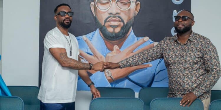 Deuxième Image de Célébrités. L’initiative de nommer un amphithéâtre d'une université privée en Côte d’Ivoire en l’honneur de Fally Ipupa, illustre l'impact croissant de la culture et de l'art africains sur la société moderne. Cette reconnaissance va au-delà de la simple célébrité de l’artiste; elle souligne l’importance de la musique comme vecteur d’éducation et d'inspiration pour les jeunes générations. Fally Ipupa, originaire de la République Démocratique du Congo, a su conquérir le cœur des mélomanes partout en Afrique et notamment en Côte d'Ivoire. Sa musique, un mélange de rumba congolaise, de ndombolo, de soukous et de genres contemporains, a transcendé les frontières, lui valant une audience internationale. Son parcours est emblématique de l'esprit de persévérance et de créativité. Né dans une famille modeste à Kinshasa, Ipupa a gravi les échelons du succès grâce à son talent indéniable et son travail acharné. Sa carrière, débutant dans des groupes locaux avant de rejoindre le célèbre groupe Quartier Latin de Koffi Olomidé, est un témoignage de sa détermination. L'inauguration de l'amphithéâtre Fally Ipupa à l’Université Nord Sud Campus Lamine Diabaté de la Riviera-Bonoumin coïncide avec la présence de l'artiste en Côte d'Ivoire pour le festival Abidjan Laguna Show. Ce geste symbolique, au-delà de son aspect honorifique, est une reconnaissance de l'influence de Fally Ipupa sur la jeunesse africaine. Le choix de Fally Ipupa pour nommer un espace d'éducation illustre une tendance croissante en Afrique: la fusion entre l'éducation et les figures culturelles influentes. Ces personnalités ne sont plus seulement des divertisseurs; elles deviennent des modèles, des inspirateurs, et des vecteurs de messages sociaux et éducatifs. L'amphithéâtre Fally Ipupa est conçu pour être un lieu où les idéaux d'excellence, de persévérance et d'innovation sont cultivés. Ibrahim Fama Diabaté, directeur de l'université et figure reconnue dans le showbiz ivoirien, souligne l'importance de cet espace comme source d'inspiration pour les étudiants. Les valeurs incarnées par Fally Ipupa – détermination, passion, engagement – sont désormais gravées dans les murs de cet établissement, motivant les étudiants à poursuivre leurs rêves avec la même ardeur. Ce n'est pas la première fois qu'une personnalité africaine est ainsi célébrée dans le domaine de l'éducation. Feu le Premier-ministre Hamed Bakayoko a également reçu cet honneur, témoignant de la reconnaissance croissante des contributions des leaders africains dans divers domaines. Cette tendance reflète un changement dans la perception des figures publiques africaines, désormais vues comme des sources d'inspiration et des modèles pour la jeunesse. L’hommage rendu à Fally Ipupa dans le domaine de l'éducation est également une reconnaissance de l'importance de la culture et des arts dans le développement social et économique de l'Afrique. La musique et les arts ne sont plus perçus uniquement comme des moyens de divertissement, mais aussi comme des outils d'éducation, de sensibilisation et d'émancipation. L'impact de Fally Ipupa sur la musique africaine et mondiale est indéniable. Ses chansons, qui abordent souvent des thématiques sociales et amoureuses, résonnent avec un large public. Son succès a ouvert la voie à de nombreux artistes africains, démontrant qu'il est possible de réussir au-delà des frontières nationales et continentales. Ce geste de l’Université Nord Sud Campus Lamine Diabaté est un rappel puissant de l'importance de valoriser et de célébrer les contributions culturelles africaines. En rendant hommage à des figures comme Fally Ipupa, les institutions éducatives jouent un rôle crucial dans la promotion de l'excellence africaine et dans l'inspiration de la prochaine génération de leaders. En conclusion, l'inauguration de l'amphithéâtre Fally Ipupa est un événement significatif, symbolisant le pont entre l'éducation et la culture. Elle souligne l'importance de reconnaître et de célébrer les contributions des personnalités africaines dans divers domaines. Cette initiative marque un pas important dans la valorisation de la culture africaine et dans l'encouragement de la jeunesse à poursuivre des parcours exemplaires. Alors, comment cette reconnaissance de la contribution des artistes africains dans les sphères éducatives peut-elle influencer la perception de la culture africaine dans le monde?