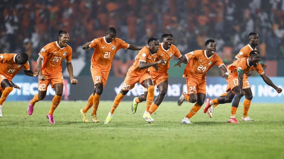 Image de Football. La Côte d'Ivoire, berceau de talents footballistiques incontestables, a une nouvelle fois démontré sa capacité à renverser les situations les plus critiques. Cette victoire historique contre le Sénégal, champion d'Afrique en titre, en huitième de finale de la CAN, n'est pas seulement un exploit sportif, c'est un symbole de résilience et de détermination qui caractérise tant cette équipe nationale. L'Art de la Remontada en Football : Une Spécialité Ivoirienne ? Au fil des ans, la Côte d'Ivoire s'est forgée une réputation d'équipe capable de renverser des situations apparemment désespérées. Ce match contre le Sénégal est un exemple parfait de cette capacité à ne jamais abandonner. Dès les premières minutes, la situation semblait compromise avec l'ouverture du score rapide de Habib Diallo. Cependant, l'esprit de combativité des Éléphants a encore brillé, incarné par l'inébranlable Franck Kessié, qui, malgré son statut de capitaine déclassé, a su se montrer décisif. La Psychologie du Sportif de Haut Niveau La capacité à se surpasser dans les moments critiques est l'un des traits distinctifs des grands sportifs. Franck Kessié, par son mental d'acier, illustre parfaitement ce phénomène. Comment les sportifs de haut niveau gèrent-ils la pression, et quelles sont les techniques de préparation mentale qui permettent à des joueurs comme Kessié de briller dans des moments aussi cruciaux ? La réponse réside souvent dans un entraînement mental rigoureux, une forte cohésion d'équipe et une préparation psychologique spécifique. L'Influence des Décisions Tactiques L'impact du nouvel entraîneur, Emerse Faé, ne doit pas être sous-estimé. Ses décisions tactiques audacieuses, comme la mise sur le banc de joueurs clés au profit d'une "vieille garde" expérimentée, ont été décisives. Cette stratégie a permis de maintenir l'équipe dans le jeu et de préparer le terrain pour le retournement spectaculaire. Cette rencontre souligne l'importance cruciale de la stratégie et de la lecture du jeu par les entraîneurs. Le Football Ivoirien : Une Histoire de Résilience La Côte d'Ivoire a toujours été un acteur majeur sur la scène footballistique africaine. Des générations de joueurs talentueux tels que Didier Drogba, Yaya Touré ou encore Gervinho ont porté les couleurs nationales avec fierté. Cette victoire contre le Sénégal s'inscrit dans une longue tradition de football passionné et de succès, malgré les périodes difficiles et les défis. Le Rôle des Supporters : Une Force Invisble Le stade Charles-Konan-Banny de Yamoussoukro était un véritable chaudron, poussant les Éléphants à se surpasser. L'influence des supporters dans les performances des équipes est un aspect souvent négligé, mais d'une importance capitale. Le soutien inconditionnel des fans peut s'avérer être un atout majeur, surtout dans des moments où l'équipe se trouve dos au mur. Le Football Africain en Pleine Évolution Ce match est également révélateur de l'évolution constante du football africain. Des équipes comme le Sénégal et la Côte d'Ivoire montrent que le continent regorge de talents capables de rivaliser avec les meilleures nations du football mondial. La qualité du jeu, l'intensité des matchs et l'engouement des fans sont des indicateurs d'un football africain en pleine ascension. L'Impact Social et Culturel du Football en Côte d'Ivoireu Au-delà du sport, le football en Côte d'Ivoire a un impact social et culturel profond. Il est un vecteur d'unité nationale, un moyen d'expression pour de nombreuses communautés et un symbole de fierté. Les succès de l'équipe nationale ont souvent servi à unir le pays, surtout dans des périodes de troubles politiques ou sociaux. Vers les Quarts de Finale et Au-Delà La Côte d'Ivoire, désormais en quarts de finale, doit se préparer à affronter soit le Mali, soit le Burkina Faso. Chacune de ces équipes présente des défis uniques, et les Éléphants devront maintenir leur niveau de jeu élevé pour continuer leur parcours. Les stratégies d'Emerse Faé, la résilience des joueurs et le soutien des fans seront tous des facteurs clés dans les prochains matchs. Conclusion : Un Héritage à Poursuivre La victoire contre le Sénégal est bien plus qu'un simple match gagné. C'est une affirmation de la force, du talent et de la détermination de la Côte d'Ivoire. Alors que l'équipe se prépare pour les prochains défis, elle porte avec elle non seulement les espoirs de ses supporters, mais aussi l'héritage d'un football ivoirien riche et passionné. Comment cette victoire et le parcours potentiel de la Côte d'Ivoire dans cette CAN peuvent-ils influencer la prochaine génération de footballeurs ivoiriens et la perception du football africain sur la scène mondiale ?