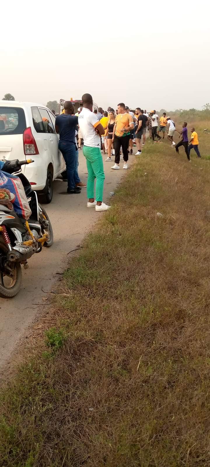 Image de Faits Divers. L'accident survenu sur l'autoroute du nord, au kilomètre 187, entre Abidjan et Yamoussoukro, a créé une situation d'urgence nécessitant une attention immédiate. L'incident implique une Toyota Land Cruiser qui a quitté la route, entraînant des conséquences graves avec quatre personnes blessées. Le tronçon de l'autoroute où l'accident s'est produit est crucial, étant donné qu'il relie deux des principales villes de la Côte d'Ivoire, Abidjan et Yamoussoukro. Cette route, souvent fréquentée, est une artère vitale pour le transport de personnes et de marchandises entre ces deux centres économiques. L'incident à cet endroit stratégique soulève des questions sur la sécurité routière, l'entretien des infrastructures et les mesures d'urgence en place. L'étendue des dégâts causés à la Toyota Land Cruiser soulève des préoccupations quant à la sécurité des véhicules sur nos routes. Il est impératif d'examiner en détail les circonstances de l'accident, y compris les conditions météorologiques, l'état de la chaussée et le comportement du conducteur. Ces informations peuvent fournir des insights cruciaux pour améliorer la sécurité routière et prévenir de futurs accidents similaires. Les quatre blessés méritent une attention particulière. Leur état de santé, les soins médicaux qu'ils ont reçus et les enquêtes sur les causes de leurs blessures sont des éléments cruciaux pour évaluer la gravité de l'incident. Cette situation soulève également des questions sur la capacité des services d'urgence à réagir rapidement et efficacement à de telles situations sur des tronçons d'autoroute fréquentés. Les conséquences de l'accident ne se limitent pas aux blessés et aux dommages matériels. Il est important d'analyser les impacts économiques, notamment les retards potentiels dans le transport des marchandises, les perturbations pour les voyageurs et les coûts associés à la gestion de l'urgence. Ces considérations offrent une perspective plus large sur les répercussions de l'accident au-delà de la sphère immédiate de l'incident. En examinant les conditions de la route au kilomètre 187, il est essentiel de se pencher sur l'entretien de l'autoroute du nord. Des questions sur la qualité du revêtement, la signalisation et d'autres aspects de l'infrastructure routière doivent être abordées. Les autorités compétentes doivent envisager des investissements dans la modernisation et l'amélioration des infrastructures pour garantir la sécurité des usagers de la route. Cet accident met également en lumière l'importance de sensibiliser le public à la sécurité routière. Des campagnes éducatives visant à informer les conducteurs sur les dangers potentiels, les règles de conduite et les comportements sécuritaires peuvent contribuer à réduire le nombre d'accidents. L'implication des communautés locales, des écoles et des entreprises dans de telles campagnes peut renforcer l'efficacité des messages de prévention. En outre, il est crucial d'évaluer la réponse des services d'urgence à l'accident. La coordination entre les services médicaux, la police routière et d'autres organismes impliqués dans la gestion de situations d'urgence est essentielle. Des exercices réguliers et des simulations peuvent être utiles pour garantir une réaction rapide et efficace en cas d'accidents similaires à l'avenir. En conclusion, l'accident survenu sur l'autoroute du nord entre Abidjan et Yamoussoukro nécessite une enquête approfondie et une réponse coordonnée. Il met en évidence des questions cruciales liées à la sécurité routière, à l'entretien des infrastructures, à la réactivité des services d'urgence et à la sensibilisation du public. En abordant ces aspects, les autorités peuvent contribuer à créer des routes plus sûres et à prévenir de tels incidents à l'avenir.