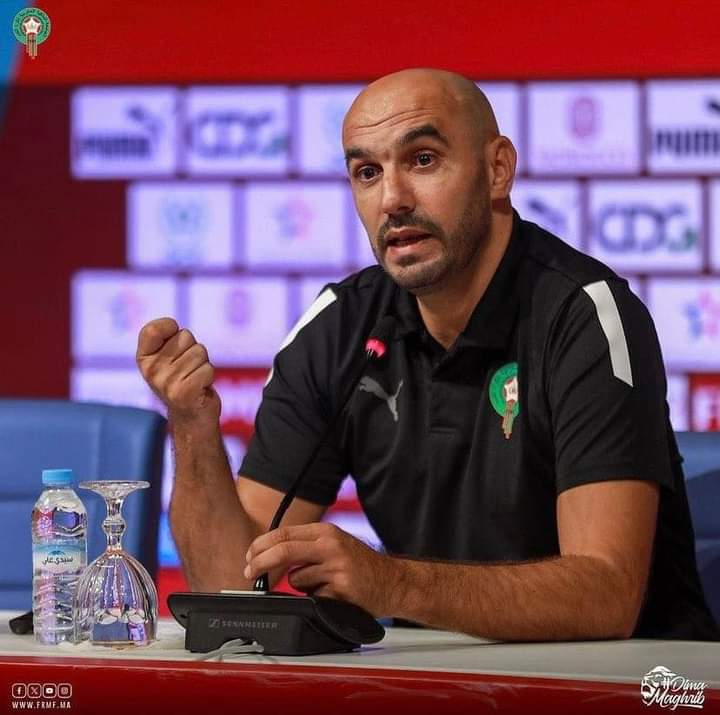 Image de Football. Walid Regragui, l'entraîneur de l'équipe nationale de football du Maroc, s'est récemment retrouvé au cœur d'une controverse lors du tournoi de la Coupe d'Afrique des Nations (CAN) 2023 en Côte d'Ivoire. Les critiques ont émergé après que Regragui ait retenu par force le bras de Chancel Mbemba, un joueur de l'équipe adverse, suscitant des réactions mitigées au sein de la communauté footballistique. Dans une déclaration publique, Regragui a tenu à présenter ses excuses pour son geste controversé, expliquant que l'équipe était pleinement concentrée sur sa mission dans le tournoi et ne voulait pas perdre de temps à se laisser entraîner dans des polémiques. Il a souligné que l'équipe se classait actuellement quatrième au niveau mondial, insinuant qu'il y avait des préoccupations plus importantes à aborder que des controverses mineures. L'entraîneur marocain a exprimé son mécontentement face aux allégations d'arrangement des horaires du match, en soulignant que l'équipe avait joué à 14 heures et avait subi une suspension importante malgré sa prétendue protection. Il a également évoqué un penalty controversé à l'encontre de son équipe et a mentionné la polémique entourant un incident impliquant le joueur Ounahi. Regragui a tenu à clarifier la raison de sa première suspension, affirmant qu'il avait retenu le bras du joueur en disant "regarde moi". Bien qu'il ait été sanctionné de quatre matches pour cet acte, il a souligné que la commission d'appel avait finalement décidé qu'il était acceptable pour un coach d'interpeller un autre joueur. Cependant, il a admis son erreur et s'est excusé, reconnaissant qu'il n'aurait pas dû agir de la sorte. Il a également exprimé son opinion selon laquelle la sanction de quatre matches pour un entraîneur était excessive. Malgré ces controverses, Regragui a affirmé que rien ne perturberait son équipe, soulignant leur engagement à jouer pour le Maroc et à remporter la CAN. Ces déclarations semblent illustrer la détermination de l'entraîneur et de son équipe à rester concentrés sur leurs objectifs malgré les distractions extérieures. En conclusion, l'incident entre Walid Regragui et Chancel Mbemba a suscité des débats et des réactions diverses dans le contexte de la CAN 2023. Les excuses de Regragui et ses explications sur les circonstances entourant l'incident reflètent la pression intense et les enjeux élevés associés à la compétition internationale. La réaction de la commission d'appel à sa première suspension a également soulevé des questions sur la manière dont de telles situations sont évaluées dans le monde du football. Alors que le tournoi se poursuit, il reste à voir comment ces événements influenceront la performance de l'équipe marocaine et l'opinion publique concernant cet incident spécifique.