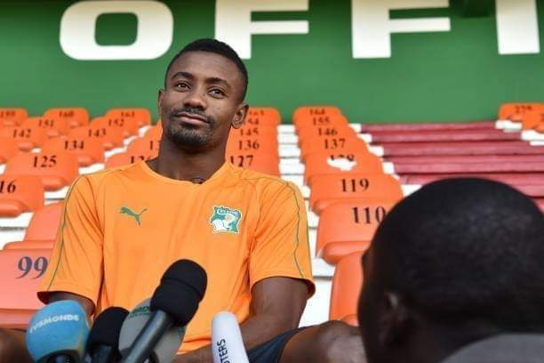 Image de Football. Salomon Kalou, ancienne star du football ivoirien, s'est exprimé avec conviction sur le match opposant la Côte d'Ivoire au Sénégal. Dans ses propos, il affirme avoir la ferme conviction que la Côte d'Ivoire sortira victorieuse de cette rencontre, notamment en remportant la séance de tirs au but. Cette déclaration souligne la confiance de Kalou envers son équipe nationale et son optimisme quant à ses chances de progression dans la compétition. L'ancien joueur de Chelsea a également partagé son appréciation pour son compatriote Gana Gueye, joueur clé de l'équipe sénégalaise. Malgré cette amitié, Kalou a laissé entendre que la loyauté envers son pays d'origine prime, exprimant ainsi le dilemme que peuvent ressentir certains joueurs professionnels lorsqu'ils sont confrontés à des rencontres internationales cruciales. Le ton de Kalou est teinté d'une certaine assurance, affirmant avoir prévenu Gana Gueye que le Sénégal ne serait pas en mesure de surpasser la Côte d'Ivoire en cas de tirs au but. Cette prédiction audacieuse ajoute un élément de suspense au match, créant une tension supplémentaire entre les deux équipes et alimentant l'intérêt des supporters des deux côtés. La confiance de Kalou dans la victoire de la Côte d'Ivoire peut être interprétée comme un encouragement à l'adresse de ses compatriotes, un soutien moral qui pourrait stimuler le moral de l'équipe avant cette confrontation cruciale. Ses commentaires ne se limitent pas seulement à l'aspect technique du jeu, mais englobent également des considérations psychologiques, soulignant l'importance de la mentalité et de la confiance dans le sport de haut niveau. Cette déclaration de Kalou met également en lumière la complexité des relations entre joueurs de football professionnels, partageant des liens d'amitié en dehors des compétitions tout en devant rivaliser sur le terrain international. Ces rivalités amicales ajoutent une dimension humaine au monde du football, illustrant les liens personnels qui coexistent avec la compétitivité professionnelle. En se projetant dans l'avenir, l'idée de voir Gana Gueye en finale est mentionnée par Kalou, démontrant un respect et une admiration pour le talent du joueur sénégalais. Cependant, la réalité du sport de haut niveau est telle que seuls les plus forts et les mieux préparés atteindront la finale. Cette réalité crée une tension narrative, laissant les supporters se demander quelle équipe émergera victorieuse de cette rencontre épique. En résumé, les déclarations de Salomon Kalou ajoutent une couche d'excitation et d'intrigue au match entre la Côte d'Ivoire et le Sénégal. Sa confiance déclarée en la victoire ivoirienne aux tirs au but, malgré son respect pour son ami Gana Gueye, crée un climat de suspense et souligne l'importance des aspects psychologiques dans le sport de haut niveau. Les supporters des deux équipes attendent avec impatience ce duel, conscient de l'enjeu et des émotions intenses que cette confrontation promet d'apporter.