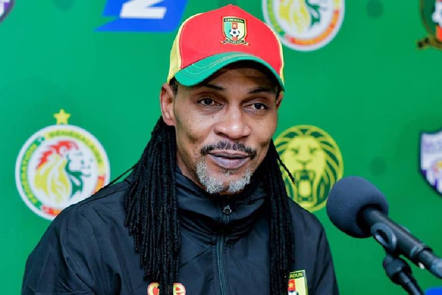 Image de Football. Le 28 février 2024 marquera la fin d'une ère pour les Lions Indomptables du Cameroun, avec le terme du contrat de Rigobert Song en tant que sélectionneur. Les dernières nouvelles, provenant de sources bien informées, laissent entendre que son contrat ne sera pas renouvelé par le gouvernement camerounais. La nouvelle a suscité des réactions diverses dans le monde du football et ravive les souvenirs de la carrière exceptionnelle de Song. Parcours Sportif et Héritage Rigobert Song, né le 1er juillet 1976 à Nkenglikok, a marqué l'histoire du football camerounais en tant que défenseur central et détenteur du record de 137 sélections avec l'équipe nationale. Sa carrière internationale a débuté en 1994, année où il a rejoint le FC Metz en France après la Coupe du Monde. Aux côtés de joueurs emblématiques, il a contribué aux succès du club, remportant notamment la Coupe de la Ligue en 1996. Après des périples en Italie et en Angleterre, Song est revenu en France avec le RC Lens en 2002, où il est devenu le leader et le capitaine de l'équipe. Son passage à Galatasaray en Turquie a également été fructueux, avec deux titres de champion de Turquie à son actif. En 2022, son impact sur le football français a été reconnu par le magazine So Foot, le classant parmi les 1000 meilleurs joueurs du championnat, à la 466e place. Légende des Lions Indomptables Le palmarès de Rigobert Song avec l'équipe nationale est tout aussi impressionnant. Avec 137 sélections, il détient le record de participations en Coupe du Monde (1994, 1998, 2002, 2010) et est le seul joueur africain à avoir joué dans huit Coupes d'Afrique des Nations. Malgré les critiques et la perte de son brassard de capitaine en 2010, il a persisté à jouer pour les Lions Indomptables jusqu'à la Coupe du Monde 2010 en Afrique du Sud. Sa retraite internationale en 2010 a marqué la fin d'une carrière exceptionnelle en tant que joueur. Cependant, son engagement envers le football n'a pas faibli, et il a rapidement embrassé des rôles de sélectionneur pour les équipes nationales A' et olympique du Cameroun. Défis et Triomphes en Tant que Sélectionneur En dépit de ses succès en tant que joueur, le passage de Rigobert Song sur le banc de l'équipe nationale n'a pas été exempt de défis. Après avoir été nommé sélectionneur en 2016, il a dû faire face à des critiques concernant son manque d'expérience en tant qu'entraîneur. Néanmoins, sa nomination en 2022 par le président de la Fecafoot, Samuel Eto'o Fils, a marqué un retour triomphant à la tête de l'équipe nationale principale. La Fin d'un Chapitre : Quelle Héritage pour les Lions Indomptables ? Avec la fin imminente du contrat de Rigobert Song, se pose la question cruciale de l'héritage qu'il laissera derrière lui. Son impact en tant que joueur légendaire est indéniable, mais son passage en tant que sélectionneur sera-t-il également mémorable ? Les détracteurs soulignent ses défis, tandis que les partisans saluent ses efforts pour revitaliser l'équipe. Alors que les spéculations et les analyses se multiplient quant à la direction future des Lions Indomptables, une question demeure ouverte : quel sera le prochain chapitre pour cette équipe emblématique du football africain ? La réponse reposera sur les épaules du successeur de Rigobert Song et sur la capacité de l'équipe à maintenir sa position de force sur la scène internationale.