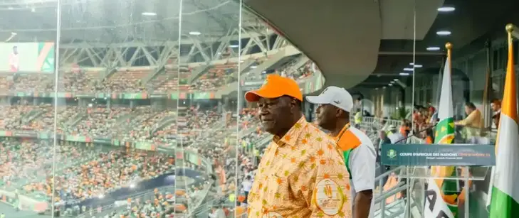 Image de Football. L'engouement autour de la Coupe d'Afrique des Nations (CAN) Côte d'Ivoire 2023 a atteint son apogée lorsque les Éléphants ont décroché leur place en quarts de finale, suscitant une réaction positive du président ivoirien Alassane Ouattara. Leur parcours, marqué par un triomphe aux tirs au but contre le Sénégal, a captivé l'attention nationale et ravivé l'esprit sportif en Côte d'Ivoire. Le Chemin des Éléphants vers la Qualification La Côte d'Ivoire a conquis sa place en quarts de finale après un affrontement intense avec le Sénégal au stade Charles Konan Banny de Yamoussoukro. Le match s'est soldé par un nul 1-1 dans le temps réglementaire et les prolongations, nécessitant finalement une séance de tirs au but. Les Éléphants ont émergé victorieux avec un score de 5-4, éliminant ainsi les détenteurs du titre, le Sénégal. Une performance qui a transcendé la déception antérieure contre la Guinée-équatoriale, démontrant la détermination et la résilience de l'équipe. Réaction Positive du Président Alassane Ouattara Face à cette victoire mémorable, le président Alassane Ouattara a partagé son enthousiasme sur les réseaux sociaux, saluant les Éléphants pour leur exploit. Sur la plateforme X, le Chef de l'État a exprimé sa fierté envers l'équipe nationale, déclarant : « BRAVO à nos Éléphants pour cette belle qualification en quarts de finale de la CAN ! Nous sommes fiers de vous. » Cette réaction du président Ouattara revêt une signification particulière, soulignant l'importance du sport en tant que catalyseur de l'unité nationale et de la fierté collective. Dans un contexte où le pays a traversé des périodes de défis et de tensions, le succès des Éléphants à la CAN 2023 offre une lueur d'espoir et une occasion de célébrer l'unité et la réussite. Renaissance des Éléphants après la Débâcle La qualification en quarts de finale représente une renaissance pour les Éléphants après la défaite décevante contre la Guinée-équatoriale. Les critiques et les doutes qui ont suivi cette débâcle ont été balayés par la détermination affichée lors de la confrontation cruciale avec le Sénégal. Ce regain de forme souligne la capacité de l'équipe à surmonter les obstacles et à se hisser au niveau des attentes nationales. Impact sur l'Enthousiasme Sportif en Côte d'Ivoire L'exploit des Éléphants à la CAN 2023 a incontestablement rallumé la flamme de l'enthousiasme sportif en Côte d'Ivoire. Les rues s'animent de célébrations, les drapeaux nationaux flottent fièrement, et les discussions passionnées sur les performances de l'équipe occupent le quotidien des citoyens. La réussite sportive devient ainsi un vecteur de connexion et de partage au-delà des clivages sociaux et politiques. Quelle Suite pour les Éléphants et Quelle Héritage pour la Nation ? Alors que les Éléphants se préparent pour les quarts de finale, une question cruciale se pose : quel sera le prochain chapitre de leur parcours à la CAN 2023 ? Et au-delà du sport, quel héritage laisseront-ils à la nation ivoirienne ? Leur succès suscite des espoirs et des aspirations, mais le dénouement reste incertain. La Côte d'Ivoire continuera-t-elle à vibrer au rythme des exploits des Éléphants, forgeant ainsi des souvenirs indélébiles qui transcendent les terrains de football ? La réponse demeure, pour l'instant, suspendue aux événements futurs, promettant un suspense captivant pour tous les amateurs de football et les citoyens ivoiriens passionnés.