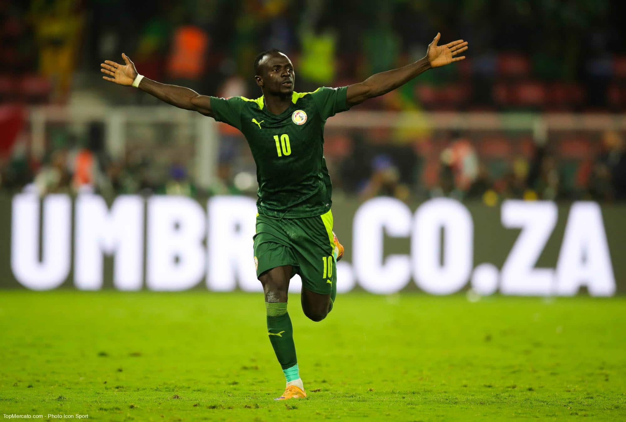 Image de Football. La CAN 2023 a pris une tournure inattendue avec l'élimination précoce du Sénégal, champion en titre, lors d'un match épique contre la Côte d'Ivoire. Ce résultat a non seulement surpris les fans du football africain, mais a également ébranlé l'équipe sénégalaise elle-même. Les Lions de la Teranga, dirigés par leur entraîneur Aliou Cissé, étaient considérés comme l'un des favoris pour remporter le tournoi, surtout après leur triomphe à la CAN 2021. Ce match contre la Côte d'Ivoire fut un véritable test pour les deux équipes. Le Sénégal, fort de son statut de champion, est entré sur le terrain avec confiance, rapidement matérialisée par un but qui a donné l'avantage à l'équipe. Cependant, la détermination des Eléphants ivoiriens n'était pas à sous-estimer. Sous la direction de leur entraîneur Patrice Beaumelle, la Côte d'Ivoire a montré une résilience remarquable, aboutissant à l'égalisation de Franck Kessé sur un penalty. Ce match a été un spectacle de stratégies contrastées, de talent individuel et de tension collective. L’importance de joueurs clés comme Sadio Mané pour le Sénégal et Sébastien Haller pour la Côte d'Ivoire était indéniable, mais c'était la performance d'équipe qui a finalement prévalu. Le match s'est terminé aux tirs au but, une épreuve qui teste autant le mental que l'habileté technique des joueurs. L'issue de ce match a soulevé plusieurs questions sur la dynamique du football africain. Premièrement, elle a mis en lumière la nature imprévisible de la CAN, où les favoris peuvent être rapidement évincés. Deuxièmement, elle a démontré l'évolution du football sur le continent, où les équipes comme la Côte d'Ivoire continuent de se développer et de défier les géants établis. En dehors du terrain, cet événement a eu un impact significatif sur les fans et les médias. Les réactions ont varié de la déception et de la frustration à la reconnaissance sportive de la supériorité de l'adversaire, comme l'a exprimé Sadio Mané. Ses paroles après le match, « La meilleure équipe a gagné », reflètent une maturité et un respect pour le jeu qui sont essentiels dans le sport. Cette élimination du Sénégal soulève également des questions sur les stratégies d'entraînement, les choix tactiques et la gestion de la pression. Aliou Cissé, confronté à l'échec de défendre le titre, doit maintenant analyser et planifier pour l'avenir. Les choix qu'il fera, ainsi que la réaction de l'équipe à cette défaite, seront cruciaux pour les compétitions à venir. Du côté de la Côte d'Ivoire, cette victoire est un élan majeur. Elle montre que l'équipe a la capacité de rivaliser et de vaincre les meilleurs. Cette victoire est également un témoignage de la force du football en Afrique de l'Ouest, une région qui a produit certains des meilleurs talents du continent. L'impact de ce match va au-delà des frontières de ces deux nations. Il reflète le dynamisme et la compétitivité croissante du football africain sur la scène mondiale. Des joueurs comme Sadio Mané et leurs homologues ivoiriens continuent de briller dans les clubs européens, élevant le profil du football africain. En conclusion, l'élimination du Sénégal à la CAN 2023 est un rappel que dans le football, la victoire n'est jamais garantie, peu importe les titres passés ou le statut actuel. Cela montre également l'importance de l'unité d'équipe, de la résilience et du respect de l'adversaire. Comme le tournoi avance sans le Sénégal, une question se pose : comment cette élimination influencera-t-elle l'avenir du football sénégalais et africain en général?