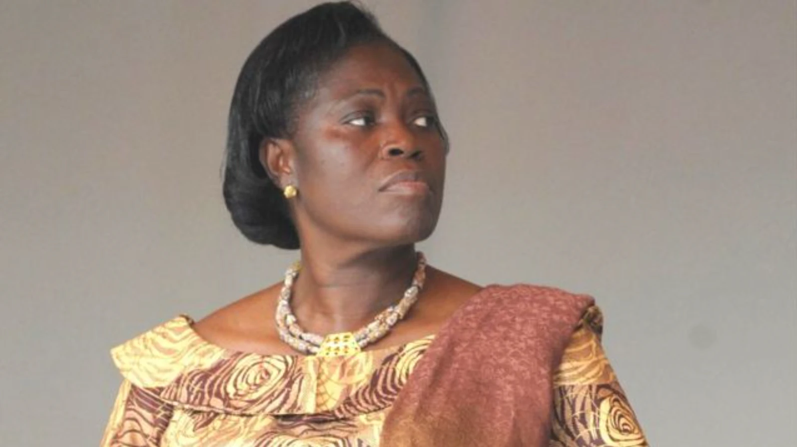 Image de Société. L'histoire d'Arlette Zaté, cyberactiviste proche du PPA-CI et fervente critique de l'ancienne Première Dame de Côte d'Ivoire, Simone Gbagbo, est un récit fascinant de confrontation, de conflit et de réconciliation inattendue. La déclaration de Zaté, “Maman Simone Ehivet Gbagbo, maman je me suis trompée !!! Le pardon est divin”, marque une rupture radicale avec son passé, ouvrant un nouveau chapitre dans leur relation complexe. Arlette Zaté, connue pour son franc-parler, avait acquis une réputation de critique impitoyable de Simone Gbagbo. Sur les réseaux sociaux, elle n'épargnait pas l'ancienne Première Dame, se livrant à des attaques verbales qui frôlaient souvent l'outrance. Cette hostilité n'était pas sans conséquences. En effet, elle avait été arrêtée et jugée pour ses propos injurieux, ce qui avait abouti à une condamnation et une amende significative. La décision soudaine de Zaté de demander pardon a surpris nombre de ses followers et observateurs politiques. Ce geste a suscité diverses spéculations sur ses motivations réelles. Certains y voient un acte sincère de repentir, peut-être déclenché par une prise de conscience personnelle ou un changement de perspective. D'autres, plus sceptiques, soupçonnent une manœuvre politique ou stratégique, peut-être en réponse à des pressions externes ou dans le cadre d'une réorientation de sa carrière. Le contexte politique de la Côte d'Ivoire, marqué par des tensions et des alliances changeantes, ajoute une dimension supplémentaire à cette affaire. Les rapports entre figures publiques, comme entre Zaté et Gbagbo, sont souvent le reflet des dynamiques politiques plus larges. La réconciliation entre ces deux femmes pourrait être le signe d'un changement dans le paysage politique ou d'une tentative de réunir des factions auparavant divisées. En analysant le parcours d'Arlette Zaté, on observe un mélange complexe d'ambition personnelle, de conviction politique et, maintenant, de repentance publique. Son cas soulève des questions sur la nature du discours politique dans les médias sociaux, l'impact des actions et des mots sur la réputation et les relations, ainsi que sur la possibilité de rédemption et de changement. La réconciliation entre Arlette Zaté et Simone Gbagbo pourrait-elle être le prélude à une ère de politique plus apaisée en Côte d'Ivoire ? Les actes de repentance comme celui de Zaté peuvent-ils contribuer à guérir les divisions politiques et sociales profondes, ou ne sont-ils que des gestes symboliques avec peu d'effet durable sur le paysage politique complexe de la Côte d'Ivoire ?