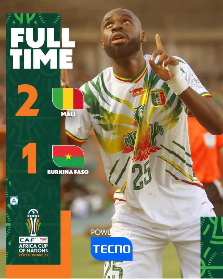 Image de Football. La Coupe d'Afrique des Nations (CAN) 2023 suscite une excitation croissante alors que les équipes du Mali et de la Côte d'Ivoire se préparent à en découdre lors du quart de finale tant attendu. L'événement, désormais officiellement fixé pour le samedi 3 février, promet un spectacle électrisant au Stade de la Paix de Bouaké. L'annonce de cette confrontation tant attendue entre le Mali et la Côte d'Ivoire a suscité un enthousiasme indéniable parmi les amateurs de football du continent africain. Les deux équipes, riches de leur histoire footballistique et de leur talent, se sont qualifiées avec brio pour atteindre ce stade crucial de la compétition. Les supporters des deux nations attendent avec impatience ce quart de finale, espérant que leurs équipes respectives feront preuve de détermination et de flair sur le terrain. Le Stade de la Paix de Bouaké, lieu choisi pour cet affrontement majeur, devient ainsi le centre névralgique de l'attention des amateurs de football en Afrique et au-delà. Ce stade, empreint d'une atmosphère enflammée, devrait être le témoin d'un spectacle exceptionnel, avec les fans créant une ambiance électrique pour soutenir leurs équipes nationales. Les préparatifs sont déjà en cours du côté des deux équipes. Les entraîneurs, les joueurs et le personnel de soutien travaillent de concert pour peaufiner leurs stratégies tactiques, renforcer leur condition physique et aborder le match avec la mentalité gagnante nécessaire pour avancer dans la compétition. Chaque détail compte à ce stade du tournoi, et l'enjeu est énorme. Les analystes sportifs et les experts du football scrutent de près les forces et les faiblesses de chaque équipe, évaluant les performances passées, les tactiques de jeu et les choix tactiques des entraîneurs. Les spéculations et les pronostics vont bon train, ajoutant une dimension supplémentaire d'anticipation et d'excitation à l'approche de ce quart de finale. Le Mali, avec sa tradition footballistique riche, arrive dans ce match en tant que prétendant sérieux au titre. Les joueurs maliens ont démontré leur compétence sur le terrain, combinant habilement des compétences individuelles exceptionnelles avec une cohésion d'équipe impressionnante. La Côte d'Ivoire, de son côté, est également une force redoutable, avec une équipe talentueuse qui a montré une grande résilience tout au long du tournoi. Les duels individuels entre les joueurs clés des deux équipes ajoutent un élément de suspense supplémentaire. Les attaquants rapides, les milieux de terrain créatifs et les défenseurs solides se préparent à un affrontement intense, où chaque action sur le terrain pourrait faire la différence entre la victoire et la défaite. L'impact de ce quart de finale va au-delà du terrain de jeu. Il unifie les peuples, créant un sentiment de fierté nationale et d'unité parmi les supporters. Les rues des villes du Mali et de la Côte d'Ivoire résonneront de chants passionnés et de célébrations en l'honneur de leurs équipes nationales respectives. Les diffuseurs du monde entier se préparent également à capturer l'intensité de ce match. Les audiences mondiales sont attendues au rendez-vous, transformant cet événement sportif en une vitrine internationale pour le football africain. Les sponsors et les partenaires commerciaux saisissent cette opportunité pour promouvoir leurs marques et s'associer à l'enthousiasme collectif généré par la CAN 2023. En conclusion, le quart de finale entre le Mali et la Côte d'Ivoire lors de la CAN 2023 promet d'être un moment historique dans le monde du football africain. Les passions, les compétences et les aspirations des deux équipes convergent vers ce rendez-vous épique au Stade de la Paix de Bouaké. Les supporters sont prêts à vivre des émotions fortes, les joueurs sont déterminés à laisser leur empreinte, et le monde du football attend avec impatience une rencontre qui restera gravée dans les mémoires.