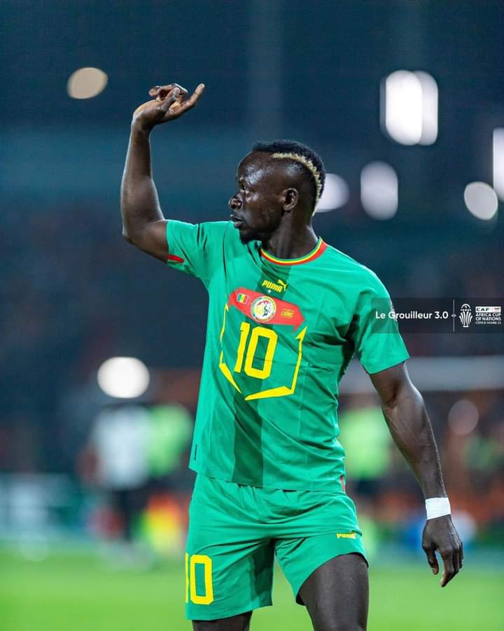 Image de Football. Sadio Mané, la star sénégalaise du football, s'est exprimée avec frustration après le match de la CAN 2023 où son équipe a affronté la Côte d'Ivoire. Malgré une performance solide, le résultat final a été entaché par des décisions arbitrales controversées, notamment un penalty refusé au Sénégal. Cet incident a suscité des débats intenses dans le monde du football et a remis en question l'intégrité des arbitres dans les compétitions majeures. Lors de l'interview post-match, Sadio Mané a exprimé sa déception quant à l'arbitrage, soulignant que son équipe avait mérité un penalty qui aurait pu changer le cours du match. Ses commentaires ont résonné auprès des fans et des analystes sportifs, alimentant un débat passionné sur la qualité de l'arbitrage dans le football moderne. Les réseaux sociaux ont été inondés de réactions, les partisans sénégalais exprimant leur indignation face à ce qu'ils considéraient comme une injustice. Certains ont même appelé à une réforme de l'arbitrage dans le football, soulignant la nécessité d'introduire la technologie VAR (Video Assistant Referee) dans toutes les compétitions pour minimiser les erreurs humaines. La controverse entourant le penalty refusé a mis en lumière les défis auxquels sont confrontés les organisateurs de tournois internationaux pour garantir des décisions justes et équitables sur le terrain. Certains ont plaidé en faveur d'une formation accrue des arbitres, tandis que d'autres ont suggéré l'utilisation plus étendue de la technologie pour éliminer les erreurs éventuelles. L'incident a également ravivé le débat sur l'influence des grandes stars du football dans la prise de décision des arbitres. Certains ont suggéré que les arbitres peuvent être inconsciemment influencés par la renommée des joueurs, ce qui soulève des questions sur l'équité du jeu. Cette réflexion a conduit à des discussions approfondies sur la manière dont le football peut garantir une impartialité totale sur le terrain. La Fédération Internationale de Football Association (FIFA) a été interpellée pour prendre des mesures afin d'améliorer l'arbitrage et de restaurer la confiance des équipes et des supporters. Des discussions sont en cours pour évaluer les meilleures pratiques et déterminer comment intégrer de manière optimale la technologie VAR tout en maintenant l'aspect humain du jeu. Certains ont souligné que l'arbitrage controversé est un aspect inhérent au sport, ajoutant une dose d'incertitude et de suspense. Cependant, d'autres estiment qu'il est impératif de minimiser les erreurs d'arbitrage afin de garantir l'équité et la crédibilité des compétitions internationales. Le cas de Sadio Mané et du penalty refusé a également soulevé des questions sur la manière dont les équipes réagissent aux décisions arbitrales défavorables. Certains entraîneurs ont plaidé en faveur d'une attitude plus constructive, encourageant les joueurs à rester concentrés et à surmonter les obstacles plutôt que de se laisser distraire par des décisions contestées. En fin de compte, l'incident de la CAN 2023 a généré un débat profond et multidimensionnel sur l'état actuel de l'arbitrage dans le football. Alors que les partisans et les experts cherchent des solutions pour améliorer le système, il est clair que le débat sur l'équité et l'intégrité du jeu continuera de faire rage dans les années à venir.