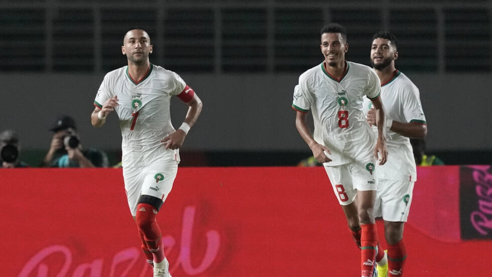 Image de Football. L'aventure du Maroc dans la Coupe d'Afrique des Nations (CAN) 2023 se poursuit, avec un défi crucial en huitièmes de finale contre l'Afrique du Sud à San Pedro. Cependant, les Lions de l'Atlas sont confrontés à des défis significatifs, notamment l'absence de Sofiane Boufal et la blessure potentielle de leur star Hakim Ziyech. Ces contretemps surviennent à un moment critique de la compétition, mettant à l'épreuve la profondeur et la résilience de l'équipe. La perte de Boufal, un joueur clé, et l'incertitude entourant la participation de Ziyech posent un défi tactique et mental pour l'équipe marocaine. Le sélectionneur Walid Regragui et son staff médical travaillent contre la montre pour s'assurer que Ziyech, si possible, soit prêt pour le match. Cette situation met en lumière l'importance de la préparation physique et la gestion des joueurs dans un tournoi aussi exigeant que la CAN. Pour l'Afrique du Sud, l'absence de ces joueurs marocains pourrait être perçue comme un avantage, mais le sélectionneur Hugo Broos reste prudent. Il reconnaît la qualité et la profondeur de l'équipe marocaine, soulignant que les grandes équipes ont besoin de plus que de simples talents individuels pour triompher dans des tournois majeurs. L'histoire récente des confrontations entre ces deux équipes, notamment la victoire des Bafana Bafana contre le Maroc lors des éliminatoires, ajoute une couche supplémentaire d'intrigue à cette rencontre. Le parcours du Maroc dans les tournois internationaux récents, en particulier leur performance impressionnante lors de la Coupe du Monde au Qatar, a mis en évidence leur potentiel. Cependant, le succès dans la CAN a été insaisissable depuis leur unique triomphe en 1976. Les attentes sont élevées, et la pression est palpable. Le souvenir de leur finale perdue en 2004 contre la Tunisie reste un rappel des opportunités manquées et de la soif de succès de la nation. Regragui met l'accent sur l'importance de l'expérience acquise lors de la Coupe du Monde pour aborder la CAN avec une nouvelle perspective. Il encourage son équipe à se concentrer sur le présent, à apprendre de leurs expériences passées tout en s'adaptant aux défis actuels. Cette approche met en lumière l'importance de la psychologie sportive et de la gestion des attentes dans le football moderne. Le match contre l'Afrique du Sud représente donc plus qu'une simple confrontation en huitièmes de finale. C'est un test de caractère, de tactique et de profondeur d'équipe pour le Maroc. Pour l'Afrique du Sud, c'est une opportunité de prouver qu'ils peuvent vaincre les géants du football africain. Ce match promet d'être un affrontement tactique intense, avec chaque équipe cherchant à exploiter les faiblesses de l'autre tout en maximisant ses propres forces. Le succès du Maroc dans ce tournoi dépendra de leur capacité à s'adapter aux circonstances adverses, à tirer parti de la profondeur de leur effectif et à maintenir un état d'esprit positif malgré les obstacles. Leur parcours dans cette CAN est un reflet de l'évolution constante du football africain, où les équipes doivent allier talent individuel, force collective, et résilience mentale pour réussir. Alors que le Maroc se prépare à ce match crucial, les questions se multiplient. Comment Regragui va-t-il ajuster sa stratégie en l'absence de joueurs clés ? Quel impact la pression de l'histoire et des attentes aura-t-elle sur les joueurs ? Et, plus largement, comment le football africain continue-t-il d'évoluer face aux défis uniques de compétitions comme la CAN ? La réponse à ces questions déterminera non seulement le sort du Maroc dans ce tournoi, mais également la trajectoire future de cette équipe talentueuse sur la scène internationale. En fin de compte, le match contre l'Afrique du Sud est plus qu'un simple test de compétences sur le terrain ; c'est une évaluation de la force, de la résilience et de l'unité d'une équipe confrontée à l'adversité. Avec la pression des attentes et le poids de l'histoire, le Maroc est à un carrefour. Réussiront-ils à surmonter leurs défis et à réaliser leur potentiel dans cette CAN ? Seul le temps le dira. En considérant le parcours du Maroc dans cette compétition, quelle leçon pouvons-nous tirer sur l'importance de la gestion de l'effectif et de la résilience mentale dans les tournois internationaux de football ?