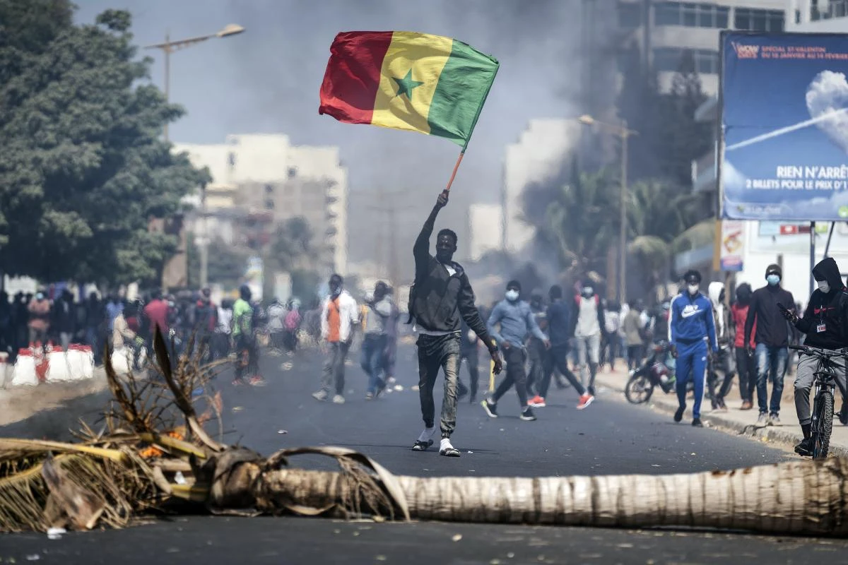 Image de Football. Suite à la déclaration de Kakeuwa Elysée Bleu, président de l'Amicale des Élèves Étudiants et Stagiaires Ivoiriens au Sénégal (AMEESIS), sur les violences subies par des Ivoiriens à Dakar après la victoire des Éléphants sur les Lions de la Térénga, il est essentiel d'explorer plus profondément les implications et les contextes de ces événements. D'abord, il convient de contextualiser les relations historiques entre la Côte d'Ivoire et le Sénégal, deux nations qui ont partagé des liens culturels, économiques et politiques forts depuis de nombreuses années. Ces liens ont été renforcés par la migration des étudiants et travailleurs entre les deux pays, contribuant à une interdépendance culturelle et économique significative. Cependant, les tensions peuvent émerger, souvent exacerbées par des événements tels que des matchs de football à forte charge émotionnelle. Le football, passion commune dans ces deux nations, peut parfois dépasser le cadre sportif pour refléter ou amplifier des tensions existantes. La réaction de la communauté ivoirienne à Dakar face à ces violences révèle la maturité et la recherche d'une solution pacifique. L'appel à maintenir le sang-froid et à éviter les représailles montre une volonté de préserver l'harmonie et la solidarité au-delà des frontières nationales. Cette attitude est un exemple de la manière dont les communautés peuvent œuvrer pour la paix et l'entente mutuelle, même dans des circonstances difficiles. Le rôle des ambassades et des associations étudiantes dans la gestion de telles crises est également à souligner. Leur intervention rapide et leur communication transparente sont cruciales pour éviter la désinformation et calmer les tensions. La collaboration entre les autorités ivoiriennes et sénégalaises dans cette situation démontre l'importance de la diplomatie et de la coopération internationale pour résoudre les conflits. Par ailleurs, ces événements soulèvent des questions sur la sécurité des étudiants étrangers et la nécessité de créer des environnements accueillants et sûrs pour eux. Les universités, les gouvernements et les communautés locales ont un rôle à jouer pour assurer la sécurité et le bien-être des étudiants internationaux. Enfin, il est essentiel de réfléchir sur les leçons à tirer de cet incident. Comment les sociétés peuvent-elles gérer les rivalités sportives de manière saine et constructive? Quelles mesures peuvent être prises pour renforcer la solidarité et l'entente entre les peuples, surtout en période de tensions? Comment les institutions éducatives et les gouvernements peuvent-ils mieux protéger et soutenir les étudiants internationaux? Cette situation nous amène à une question ouverte essentielle : Comment les communautés et les nations peuvent-elles transformer des incidents conflictuels en opportunités pour renforcer leur compréhension mutuelle et leur collaboration?