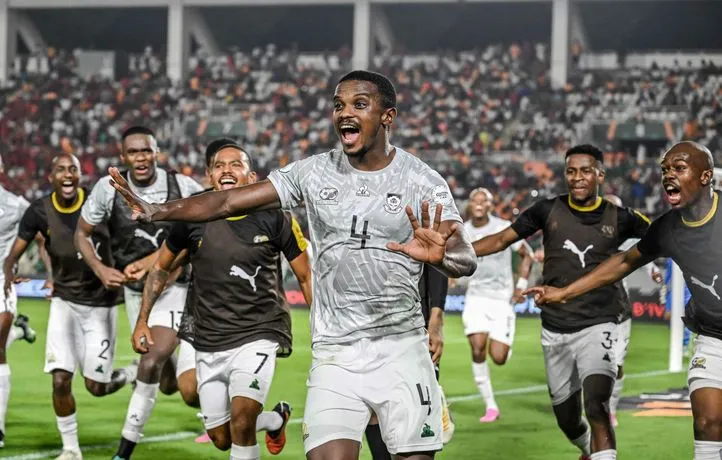 Image de Football. Les quarts de finale de la Coupe d'Afrique des Nations (CAN) 2024 s'annoncent palpitants, avec des équipes ayant déjoué tous les pronostics et créé des surprises majeures. L'excitation atteint son paroxysme alors que les fans du football africain se préparent à vivre des moments intenses. Vendredi 2 février: Nigeria – Angola, stade Félicia (Abidjan) Le Nigeria, une puissance traditionnelle du football africain, a prouvé sa résilience en sortant le Cameroun. Les Super Eagles, avec leur mélange d'expérience et de jeunesse, sont toujours redoutables. En face, l'Angola a surpris beaucoup d'observateurs en atteignant les quarts. Leur victoire convaincante contre la Namibie montre qu'ils ne sont pas à sous-estimer. Cette rencontre pourrait être un duel tactique, où la moindre erreur pourrait être fatale. Vendredi 2 février: Guinée – RD Congo, stade d'Ébimpé (Abidjan) La Guinée, qui a vaincu la Guinée équatoriale de justesse, affronte la RD Congo, qui a éliminé l'Égypte aux tirs au but. La RD Congo a montré une grande force mentale et une capacité à résister sous pression. Ce match pourrait être un affrontement d'intensités, avec deux équipes cherchant à imposer leur style. Samedi 3 février: Afrique du Sud – Cap-Vert, stade de Yamoussoukro L'Afrique du Sud, après avoir éliminé le Maroc, semble être dans une forme éblouissante. Les Bafana Bafana, avec leur jeu rapide et technique, pourraient poser des problèmes au Cap-Vert, une équipe qui a montré sa capacité à surprendre. Ce match pourrait se jouer sur des détails, la condition physique et la tactique étant des éléments clés. Samedi 3 février: Mali – Côte d’Ivoire, stade de Bouaké Le Mali, ayant battu le Burkina Faso, fait face à la Côte d'Ivoire, pays hôte et l'un des favoris du tournoi. Les Ivoiriens, après leur victoire épique contre le Sénégal, sont sur un nuage. Ce match promet d'être électrique, avec deux équipes ayant des attaques puissantes et des défenses solides. L'impact du football sur le développement social et économique en Afrique La CAN n'est pas seulement une compétition sportive, elle joue également un rôle crucial dans le développement social et économique de l'Afrique. Le football, en tant que sport le plus populaire du continent, a le pouvoir d'unir les peuples, de transcender les différences ethniques et politiques et de promouvoir la paix. De plus, l'organisation d'un tel événement génère d'importantes retombées économiques pour le pays hôte, en termes de tourisme, d'infrastructures et d'emploi. La montée en puissance du football féminin en Afrique Parallèlement à la CAN masculine, le football féminin en Afrique connaît une croissance significative. Des initiatives sont prises pour développer le football féminin à tous les niveaux, des clubs de base aux équipes nationales. Des tournois comme la Coupe d'Afrique des Nations féminine contribuent à accroître la visibilité et l'intérêt pour le football féminin, menant à une plus grande égalité des genres dans le sport. Les défis et opportunités pour les jeunes talents africains Les jeunes talents africains font face à de nombreux défis, notamment en termes d'accès aux infrastructures de qualité, à l'encadrement et aux opportunités de se faire repérer par des clubs internationaux. Cependant, des programmes de développement de jeunes talents voient le jour, offrant des opportunités aux jeunes footballeurs et footballeuses de développer leurs compétences et de réaliser leurs rêves. Le rôle des médias et des technologies dans la modernisation du football africain Les médias et les technologies jouent un rôle crucial dans la modernisation du football africain. La diffusion des matchs en direct, les réseaux sociaux et les plateformes numériques permettent une plus grande visibilité et un meilleur accès aux informations sur le football africain. De plus, l'utilisation de technologies telles que l'assistance vidéo à l'arbitrage (VAR) contribue à améliorer l'équité et la qualité des matchs. Alors que la CAN 2024 continue de surprendre et de captiver les fans de football du monde entier, elle met également en lumière les multiples facettes du football africain, de son impact sur le développement social et économique à la montée en puissance du football féminin, en passant par les défis et opportunités pour les jeunes talents et le rôle des médias et des technologies dans la modernisation du sport. Dans ce contexte, une question ouverte se pose : Comment les différentes nations africaines peuvent-elles collaborer davantage pour promouvoir le développement durable du football sur le continent, tout en préservant l'unicité et la richesse culturelle de leurs approches du jeu ?