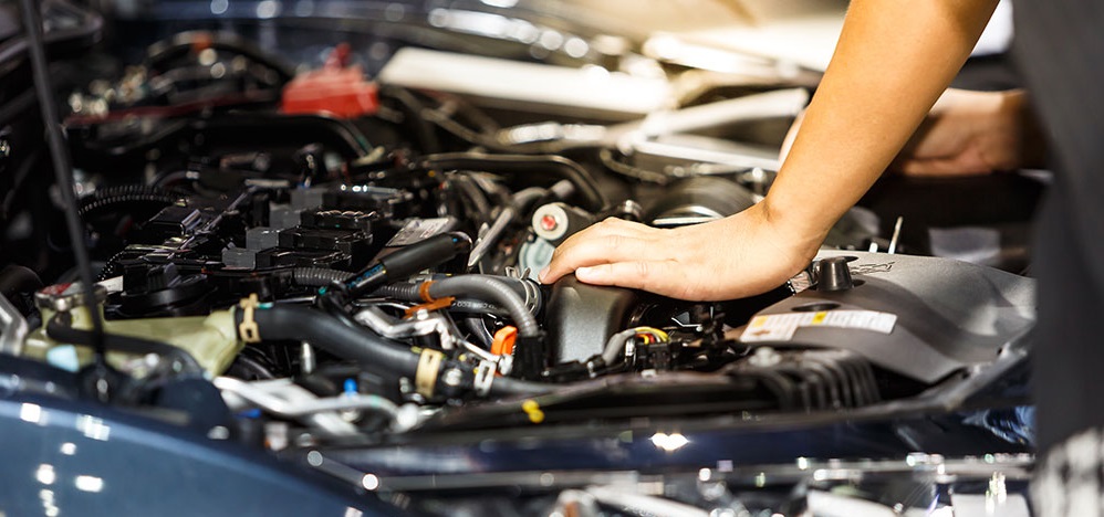 Image de Discussions Voitures. J'ai toujours été intrigué par le coût d'entretien quotidien d'un véhicule. C'est un aspect souvent négligé lors de l'achat d'une voiture, mais qui peut avoir un impact significatif sur les finances à long terme. Dans cet échange, je vais explorer en détail les divers éléments qui contribuent au coût d'entretien quotidien d'un véhicule, partager mes propres expériences et opinions, et proposer quelques conseils pour optimiser ces dépenses. Le carburant : L'essence de nos déplacements L'un des premiers postes de dépenses qui me vient à l'esprit lorsqu'on parle du coût quotidien d'entretien d'un véhicule est le carburant. En fonction du modèle de voiture, de la consommation de carburant et des habitudes de conduite, ce poste peut varier considérablement. J'ai souvent trouvé que choisir un véhicule économe en carburant était un investissement judicieux pour réduire cette dépense quotidienne. L'assurance automobile : Une nécessité financière L'assurance automobile est une dépense incontournable pour tout propriétaire de véhicule. Les primes d'assurance peuvent varier en fonction de nombreux facteurs tels que l'âge du conducteur, l'historique de conduite, le modèle de voiture et la couverture choisie. J'ai découvert qu'il est essentiel de comparer différentes offres d'assurance pour trouver la meilleure couverture au meilleur prix. L'entretien préventif : Économiser à long terme L'entretien préventif est souvent négligé, mais il peut jouer un rôle crucial dans la réduction des coûts à long terme. Des vidanges d'huile régulières, le remplacement des filtres et d'autres petites réparations peuvent contribuer à éviter des pannes majeures et coûteuses. Personnellement, j'ai adopté une approche proactive en suivant un calendrier d'entretien régulier recommandé par le fabricant. Les réparations imprévues : Un défi financier inattendu Les réparations imprévues sont une réalité à laquelle tout propriétaire de voiture est confronté tôt ou tard. Des problèmes mécaniques inattendus peuvent survenir à tout moment, et avoir un fonds d'urgence dédié à ces situations peut atténuer l'impact financier. Mon expérience m'a appris qu'anticiper ces dépenses inattendues est une sage précaution. Les pièces détachées et la main-d'œuvre : La réalité des ateliers de réparation Lorsque des réparations sont nécessaires, le coût des pièces détachées et de la main-d'œuvre peut rapidement s'accumuler. J'ai constaté que le choix de pièces de qualité et la recherche d'ateliers de réparation compétitifs peuvent contribuer à réduire ces coûts. La possibilité de faire certaines réparations mineures par soi-même peut également être une option économique. Le stationnement et les péages : Des dépenses à ne pas négliger Le stationnement et les péages peuvent également représenter une part significative des coûts d'entretien quotidien d'un véhicule, en particulier pour ceux qui vivent en zone urbaine. L'exploration de solutions de stationnement abordables et la planification des trajets pour éviter les péages peuvent contribuer à réduire ces dépenses. La dépréciation : Une réalité financière inévitable Bien que la dépréciation ne soit pas une dépense quotidienne tangible, elle a un impact financier important à long terme. La valeur d'une voiture diminue avec le temps, et choisir un modèle qui conserve sa valeur peut être une stratégie pour atténuer cette perte financière. Gérer intelligemment les coûts d'entretien d'un véhicule au quotidien En conclusion, le coût d'entretien quotidien d'un véhicule est une composante essentielle du budget global d'un propriétaire de voiture. En tant qu'amateur de voitures, j'ai appris l'importance de gérer intelligemment ces dépenses pour garantir une expérience de conduite agréable sans sacrifier mes finances. Choisir un véhicule économe, investir dans l'entretien préventif, et être préparé financièrement pour les réparations imprévues sont des stratégies que j'ai adoptées pour optimiser ces coûts. Question ouverte : Quelles sont vos propres astuces pour gérer efficacement les coûts d'entretien quotidien de votre véhicule, et comment avez-vous adapté votre approche en fonction de votre expérience personnelle ?