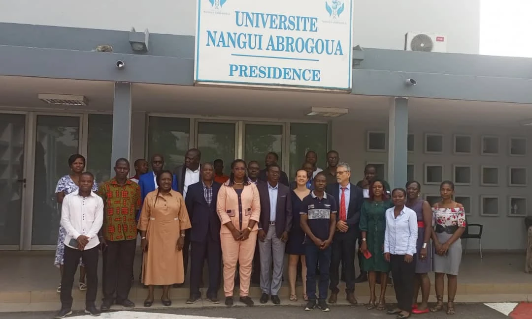 Image de Agriculture. L'Université Nangui Abrogoua, en collaboration étroite avec le prestigieux Centre de coopération internationale en recherche agronomique pour le développement (CIRAD), a lancé une initiative ambitieuse pour contrer un ennemi silencieux mais dévastateur des cultures de gombo en Côte d'Ivoire. Le mardi 30 janvier 2024 a marqué le début d'un projet innovant, financé par le Fonds pour la science, la technologie et l'innovation (Fonsti), visant à lutter contre un petit insecte originaire d'Asie du sud-ouest, connu sous le nom scientifique d'Amarascabijoutula, plus communément appelé la jasside. La Menace Rampante de la Jasside La jasside, un insecte négligé mais redoutable, s'attaque aux cultures essentielles telles que le gombo, l'aubergine africaine, la tomate et le coton. Sa présence, détectée en Côte d'Ivoire depuis 2022, a entraîné des dégâts considérables, touchant non seulement les rendements mais aussi la sécurité alimentaire. Ce fléau agricole s'est propagé rapidement depuis le nord de la Côte d'Ivoire, exerçant une pression croissante sur les agriculteurs et les systèmes de production alimentaire. Gestion Durable de la Jasside et de la Virose du Gombo : Un Projet d'Envergure Sous la houlette du Dr Seka Koutoua, maître de conférences à l'Université Nangui Abrogoua, et avec l'appui de chercheurs du CIRAD, ce projet de deux ans, doté d'un budget de 20,5 millions de FCFA, se concentre sur l'élaboration de solutions durables. Le Dr Koutoua souligne l'urgence de la situation : "Le gombo est menacé par la jasside et une virose. C'est un problème majeur, un problème de sécurité alimentaire." Il envisage la conception d'un produit biologique efficace pour lutter contre la jasside et la virose qu'elle transmet. L'Implémentation du Projet : Une Approche Pratique Le projet, qui sera mis en œuvre à Yamoussoukro et à Grand-Bassam, cherche à développer des méthodes agroécologiques pour combattre cette menace. L'objectif est d'offrir aux agriculteurs des solutions pratiques, respectueuses de l'environnement et durables. Réponse Régionale à une Menace Transfrontalière Le directeur régional du CIRAD, Serge Marlet, a exprimé son optimisme quant à l'impact de ce projet, non seulement en Côte d'Ivoire mais aussi dans toute la sous-région. Toutefois, il a souligné la complexité de la tâche : "On ne se fait pas d'illusions, il s'agit d'une lutte de long terme." Le Fonsti : Un Soutien Déterminant Mme OUATTARA Zeinebou, Responsable Gestion des projets de Recherche et d'Innovation au FONSTI, a exprimé son soutien total à cette initiative. "Le Fonsti souscrit avec conviction à ce projet qui vise à améliorer la production du gombo par la gestion durable et innovante de la nouvelle espèce invasive de jasside et de la maladie virale." Perspectives et Attentes Les résultats attendus du projet sont nombreux : de la connaissance de l'état sanitaire des parcelles à la caractérisation moléculaire de l'espèce invasive et du virus, en passant par l'élaboration de méthodes de lutte agroécologique. Ces avancées sont cruciales pour assurer la durabilité et le rendement des cultures de gombo, un pilier de l'économie et de la sécurité alimentaire en Côte d'Ivoire. Ce projet ambitieux représente une étape cruciale dans la lutte contre les maladies des cultures en Côte d'Ivoire et dans la sous-région. Alors que le monde fait face à des défis croissants en matière de sécurité alimentaire, des initiatives comme celle-ci sont essentielles. Elles posent la question fondamentale : comment pouvons-nous, à l'échelle mondiale, adapter nos méthodes agricoles pour répondre aux menaces environnementales et garantir la sécurité alimentaire pour tous ?