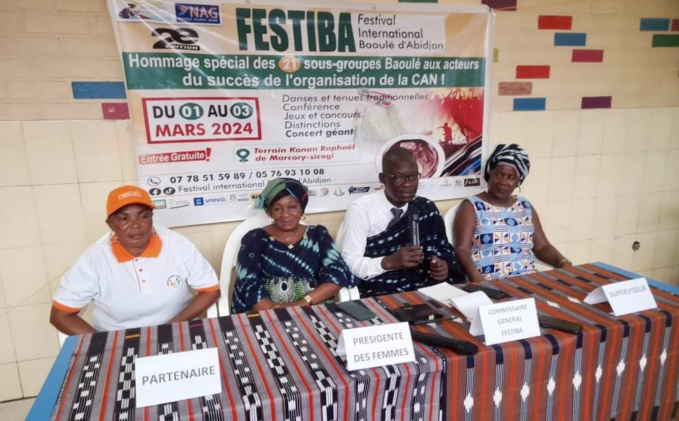 Image de Culture. Du 1ᵉʳ au 3 mars 2024, le terrain Konan Raphaël de Marcory sicogi à Abidjan s'anime avec la deuxième édition du Festival international baoulé d’Abidjan (Festiba), un rendez-vous culturel et entrepreneurial incontournable. Sous le thème "Culture et entrepreneuriat", cet événement s'affirme comme un vecteur de valorisation culturelle et de stimulation économique. Soutiens institutionnels et partenariats stratégiques Le Festiba, bénéficiant du soutien du ministère de la Culture et de la Francophonie, du ministère du Tourisme et de l'Unesco, ainsi que de la mairie de Marcory, symbolise un partenariat réussi entre diverses entités gouvernementales et culturelles. Cette collaboration témoigne de l'importance accordée à la préservation et à la promotion de la diversité culturelle en Côte d'Ivoire. Le Festiba : Un creuset de la diversité baoulé Aimé-Patrice Ndja, commissaire général du festival, souligne l'importance de cet événement : "Le Festiba n'est pas seulement un festival, c'est une célébration de l'identité et de la diversité. Chacun des 21 sous-groupes baoulé a l'occasion unique de présenter sa spécificité culturelle." Le festival devient ainsi un espace privilégié pour l'expression et le partage des richesses culturelles du peuple baoulé. Programme riche et interactif Le Festiba propose une programmation variée et interactive. Des conférences-débats avec des experts aborderont le thème central, éclairant le public sur les intersections entre culture et entrepreneuriat. Le festival sera aussi marqué par une parade spectaculaire des 21 sous-groupes baoulé, des démonstrations de danses traditionnelles, des expositions d'art et d'artisanat, ainsi que des activités ludiques et sportives. L'innovation au cœur du Festiba L'aspect novateur du festival réside également dans sa capacité à fusionner culture et actualité. "Cette année, nous mettrons à l'honneur les acteurs du succès de la Can de l’hospitalité, une initiative qui souligne notre engagement envers l'excellence dans toutes nos entreprises culturelles", déclare Aimé-Patrice Ndja. Une plateforme pour les jeunes talents Le festival offre également une plateforme aux jeunes talents et entrepreneurs, leur donnant l'opportunité de se faire connaître et de réseauter. Les concours d'art oratoire et les concerts de musique tradi-moderne et moderne sont des moments forts du festival, permettant à la jeunesse de montrer son talent et son engagement envers la culture baoulé. Un Festival qui rapproche et inspire Le Festiba ne se limite pas à une célébration culturelle ; il est une source d'inspiration et un moyen de rapprochement entre les différents groupes ethniques de la Côte d'Ivoire et au-delà. Avec son programme riche et ses initiatives innovantes, le festival promet d'être un événement mémorable, propice à la découverte, à l'apprentissage et à la célébration de la diversité culturelle et de l'esprit entrepreneurial. Alors que la deuxième édition du Festiba approche, la question demeure : comment ces initiatives culturelles peuvent-elles continuer à façonner et à enrichir le paysage entrepreneurial en Côte d'Ivoire ?