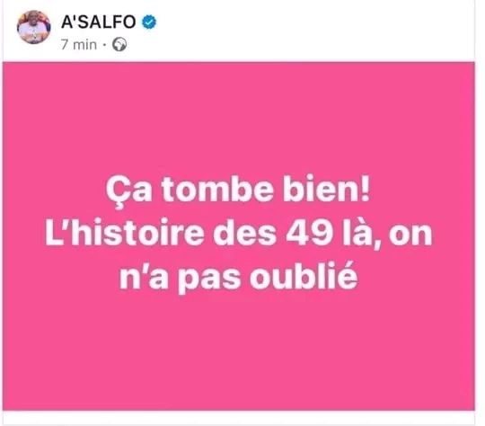 Image de Célébrités. Le samedi 3 février 2024 marquera une rencontre décisive lors de la Coupe d'Afrique des Nations (CAN) en 2023, opposant le Mali et la Côte d'Ivoire en quart de finale. Une affiche qui suscite des émotions particulières, notamment chez le chanteur ivoirien A'Salfo, qui ne manque pas de rappeler un épisode douloureux survenu en 2022. C'est en effet le 10 juillet 2022 que l'histoire sombre commence. 49 soldats ivoiriens se retrouvent capturés au Mali dans des circonstances qui restent encore floues aujourd'hui. La communauté internationale retient son souffle, attendant des développements dans cette affaire qui s'annonce complexe. Un mois après leur arrestation, une lueur d'espoir émerge lorsque trois des soldats sont libérés. Cependant, pour les 46 restants, l'attente se prolonge dans l'incertitude. La fin d'année réserve une sentence douloureuse : les 46 soldats sont condamnés à 20 ans de prison, jetant ainsi une ombre sur la relation déjà délicate entre la Côte d'Ivoire et le Mali. Pourtant, l'année suivante, le 6 janvier 2023, une nouvelle surprenante vient changer la donne. Les autorités maliennes décident de gracier les 49 soldats, mettant ainsi fin à une période de tension diplomatique. Cette décision inattendue apaise les esprits et ouvre la voie à une possible réconciliation entre les deux nations. C'est dans ce contexte particulier que le chanteur ivoirien A'Salfo s'exprime, déclarant : "ça tombe bien! L'histoire des 49 là, on n'a pas oublié". Ses mots résonnent comme une réminiscence des épreuves traversées, mais aussi comme un appel à ne pas oublier les moments difficiles qui ont forgé les relations entre les deux pays. La déclaration d'A'Salfo s'inscrit dans une volonté de rappeler que, derrière le match de football qui se profile, subsiste une histoire complexe et douloureuse. Les événements de 2022 ont laissé des cicatrices, mais la grâce accordée aux soldats a ouvert une fenêtre vers la réconciliation. Le chanteur semble ainsi exprimer l'espoir que le sport puisse servir de catalyseur pour resserrer les liens entre la Côte d'Ivoire et le Mali. Le quart de finale de la CAN 2023 devient donc plus qu'un simple match de football. Il représente un terrain où les deux nations peuvent se mesurer non seulement sur le plan sportif, mais aussi sur celui de la diplomatie. La tension qui a plané sur les relations bilatérales trouve peut-être une issue sur le terrain, offrant aux peuples une opportunité de célébrer ensemble la passion commune pour le football et d'effacer les souvenirs douloureux du passé récent. Alors que les joueurs s'apprêtent à fouler le terrain le 3 février 2024, le monde observe avec attention, espérant que cette rencontre puisse marquer le début d'une nouvelle ère de compréhension et de coopération entre la Côte d'Ivoire et le Mali. Le sport, une fois de plus, se présente comme un formidable moyen de transcender les différences et de favoriser la réconciliation entre les nations.