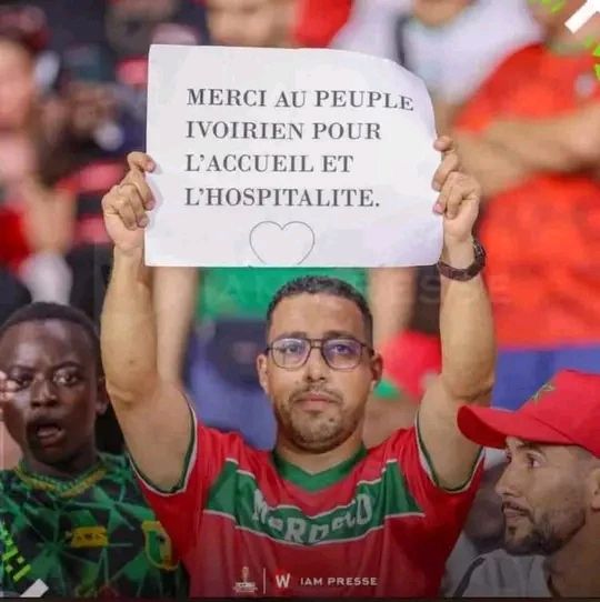 Image de Football. Dans un monde où le sport est souvent un théâtre de rivalités, la Coupe d'Afrique des Nations (CAN) en Côte d'Ivoire 2023 offre une scène touchante d'unité et de camaraderie. Les supporters marocains, venus en nombre pour encourager leur équipe nationale, ont été chaleureusement accueillis par le peuple ivoirien, témoignant d'une hospitalité qui va au-delà des simples échanges sportifs. L'Hospitalité Ivoirienne : Plus qu'un Simple Accueil La générosité et l'accueil des Ivoiriens envers les fans marocains ont été exceptionnels. Dans une atmosphère empreinte de fraternité, les Marocains ont exprimé leur gratitude envers le peuple de Côte d'Ivoire. "Merci au peuple ivoirien pour l'accueil et l'hospitalité", s'émeuvent les supporters marocains, des mots simples mais puissants qui résonnent comme un hommage à l'esprit d'unité africaine. Une Ambiance Festive Teintée de Respect Mutuel La CAN, bien plus qu'un simple tournoi de football, est une célébration de la culture et de l'amitié interafricaine. Les rues d'Abidjan et d'autres villes hôtes vibrent au rythme des chants et danses, où Ivoiriens et Marocains partagent des moments de joie. Cette atmosphère festive est marquée par un respect mutuel profond, illustrant la capacité du sport à unir les peuples au-delà des frontières. Réactions et Témoignages Les réseaux sociaux et les médias locaux se font l'écho de cette harmonie. Des images de supporters marocains et ivoiriens échangeant maillots et écharpes, partageant des repas et des chants, sont devenues virales, symbolisant l'esprit de cette CAN 2023. "Cette CAN n'est pas seulement un tournoi, c'est une célébration de la fraternité africaine", affirme un fan marocain, visiblement ému. Un Exemple pour le Monde L'accueil chaleureux réservé aux supporters marocains en Côte d'Ivoire témoigne de l'esprit de solidarité et d'unité qui caractérise le meilleur du sport. Cette expérience transcende le cadre du football pour devenir un exemple inspirant de fraternité et d'hospitalité interculturelle. En ces temps où les rivalités sportives peuvent parfois diviser, la CAN Côte d'Ivoire 2023 se distingue comme un symbole lumineux de ce que le sport a de meilleur à offrir : un terrain fertile pour l'amitié, le respect et l'unité.