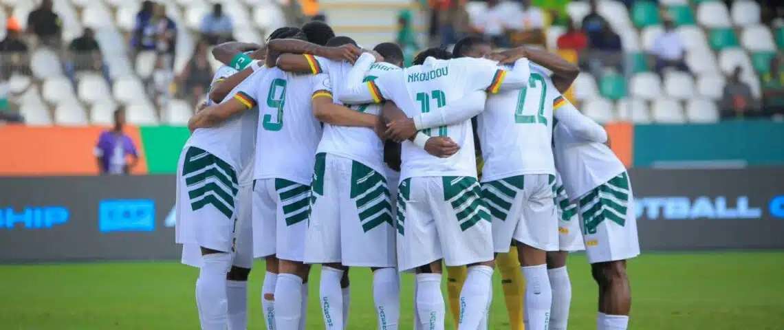 Image de Football. La Coupe d’Afrique des Nations (CAN) 2023, illustre parfaitement l'adage : "le football ne cesse jamais de nous surprendre". À l'aube de ses quarts de finale, le tournoi a déjà réservé des rebondissements dignes d'un scénario hollywoodien. Le fait le plus marquant ? Aucun des huit quart-de-finalistes de la précédente édition en 2021 ne figure dans le carré d'as de cette année, une première dans l'histoire de cette compétition. Un Renouvellement Inédit: La chute des Titans La CAN 2023 a été témoin d'un renouvellement sans précédent. Le Sénégal, champion en titre et considéré comme l'un des favoris, s'est vu éliminer par la Côte d'Ivoire dans un match qui restera dans les annales. D'autres équipes telles que la Guinée équatoriale, le Burkina Faso, la Tunisie, le Cameroun, la Gambie, l’Égypte et le Maroc, toutes présentes lors des quarts de finale de 2021, ont vu leur rêve brisé prématurément. Les raisons d'un bouleversement Ce renouvellement interpelle et soulève des questions. Est-ce le signe d'une évolution dans le football africain ? Une nouvelle génération de talents émerge-t-elle, prête à redéfinir les hiérarchies établies ? La performance des équipes moins attendues suggère un nivellement de la compétition, où la traditionnelle prédictibilité laisse place à l'incertitude et l'excitation. Les Affiches des Quarts de Finale: Des duels sous haute tension Les quarts de finale offrent des affiches alléchantes et témoignent de la diversité footballistique du continent. Le Nigeria, trois fois vainqueur, se mesure à l'Angola, tandis que la République Démocratique du Congo, après avoir éliminé l'Égypte, affronte la Guinée. Le Mali, en quête de gloire, fait face à la Côte d’Ivoire, pays hôte et bourreau du Sénégal. Enfin, les Requins Bleus du Cap Vert défient l'Afrique du Sud. Focus sur les Quarts de Finale: Nigeria - Angola : un match historique Le duel entre le Nigeria et l'Angola au Stade Félix-Houphouët-Boigny est plus qu'un simple match de football. C'est une confrontation entre l'expérience et la fougue, la tradition et l'audace. Le Nigeria, avec son palmarès, fait figure de favori, mais l'Angola, en tant que révélation du tournoi, pourrait créer la surprise. RD Congo - Guinée : un duel d'outsiders Au Stade Alassane Ouattara, la RD Congo et la Guinée vont s'affronter dans un match où tout est possible. Les deux équipes, ayant défié les pronostics jusqu'ici, chercheront à poursuivre leur épopée, promettant ainsi une rencontre imprévisible et passionnante. Mali - Côte d'Ivoire : le choc des voisins Le Stade de Bouaké sera le théâtre d'un affrontement intense entre le Mali et la Côte d'Ivoire. Le Mali, avec son football dynamique et créatif, face à la Côte d'Ivoire, galvanisée par son public et sa victoire contre le Sénégal, promet un match électrique. Cap Vert - Afrique du Sud : l'affrontement des outsiders Le duel entre le Cap Vert et l'Afrique du Sud au Stade Charles-Konan-Banny est un exemple parfait de l'incertitude et de l'excitation que cette CAN 2023 offre. Deux équipes considérées comme outsiders, mais qui ont démontré leur capacité à surprendre et à enthousiasmer. Une compétition ouverte La CAN 2023 est, plus que jamais, une compétition ouverte. Chaque équipe présente dans ces quarts de finale a sa carte à jouer, et aucune favorite ne se dégage clairement. Cela promet des matches disputés, où tactique, technique et passion seront les maîtres-mots. L'impact sur le football africain Ce renouvellement dans le carré d'as de la CAN a des implications profondes pour le football africain. Il s'agit d'une indication que le football sur le continent est en pleine évolution, avec de nouveaux talents et stratégies émergeant. Cela pourrait signaler le début d'une nouvelle ère pour le football africain, une ère de compétitivité accrue et de surprises continues. La CAN 2023 est bien plus qu'un simple tournoi de football. C'est une célébration du football africain dans toute sa diversité et son imprévisibilité. Alors que les quarts de finale s'annoncent, une chose est certaine : les surprises et les performances de haut niveau ne sont pas terminées. Le football africain est en train de vivre un moment historique, qui pourrait redéfinir les contours et les perspectives de ce sport passionnant sur le continent.