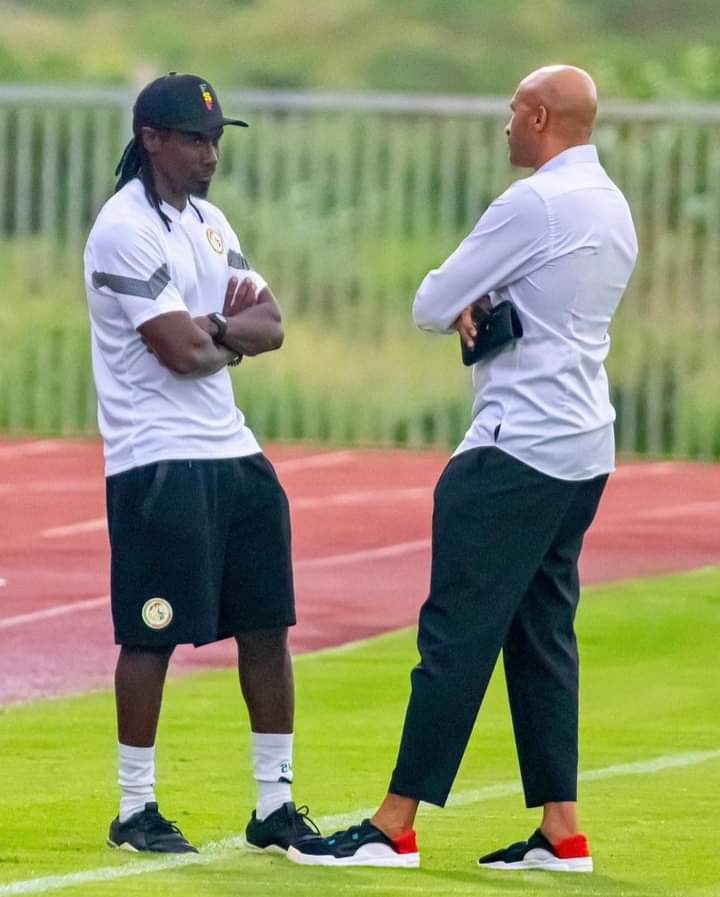 Deuxième Image de Football. CAN2023🇨🇮⚽️/ DIOMANSY KAMARA 🇸🇳: Dans cette analyse post-match de Diomansy Kamara après la confrontation entre le Sénégal et la Côte d'Ivoire lors de la CAN 2023, l'ancien international sénégalais partage ses impressions et opinions sur la performance de son équipe. Tout en reconnaissant que le football est imprévisible, Kamara souligne que la Côte d'Ivoire a justifié sa qualification. L'énoncé initial aborde le début prometteur du match pour le Sénégal, mais Kamara critique la posture défensive adoptée par son équipe, pointant du doigt cette stratégie comme la cause de l'élimination aux tirs au but. Cependant, il reconnaît qu'il y a eu des éléments de jeu décisifs et critique l'arbitrage, soulignant des erreurs dans les deux sens. Cette déclaration suscite diverses réflexions sur les aspects clés du match. La première partie de l'analyse soulève des questions sur la tactique du Sénégal, interrogeant si une approche plus offensive aurait pu changer le cours du match. Kamara suggère peut-être des ajustements tactiques qui auraient pu être faits pour mieux contrer l'équipe ivoirienne. En ce qui concerne l'arbitrage, Kamara exprime son mécontentement envers l'arbitre, indiquant que des décisions contestables ont eu un impact sur le déroulement de la rencontre. Cette observation soulève des discussions sur l'importance de l'arbitrage dans le football professionnel et la nécessité de mesures pour améliorer la qualité des décisions arbitrales. En continuant sur le thème de l'arbitrage, Kamara pourrait élaborer sur des exemples spécifiques de décisions contestées et discuter de l'impact émotionnel et psychologique sur les joueurs et les supporters. Cela pourrait inclure des incidents spécifiques du match en question, soulignant comment de telles situations peuvent influencer le cours d'un tournoi majeur comme la CAN. Par ailleurs, l'ancien joueur pourrait discuter des répercussions de l'élimination pour l'équipe sénégalaise, évoquant des aspects tels que les attentes du public, la pression sur les joueurs et le management de l'équipe nationale. En abordant ces sujets, Kamara offre une perspective approfondie sur les coulisses du football de haut niveau et sur la manière dont les performances des équipes nationales influent sur le moral des supporters. En conclusion, Diomansy Kamara soulève des points cruciaux concernant le match contre la Côte d'Ivoire lors de la CAN 2023. Son analyse approfondie sur la tactique de jeu, l'arbitrage et les conséquences psychologiques de l'élimination enrichit la compréhension du lecteur sur les enjeux du football international. En élargissant le sujet, il est possible d'explorer davantage les aspects tactiques du match, les implications pour l'avenir du football sénégalais et les réformes potentielles nécessaires dans le domaine de l'arbitrage.